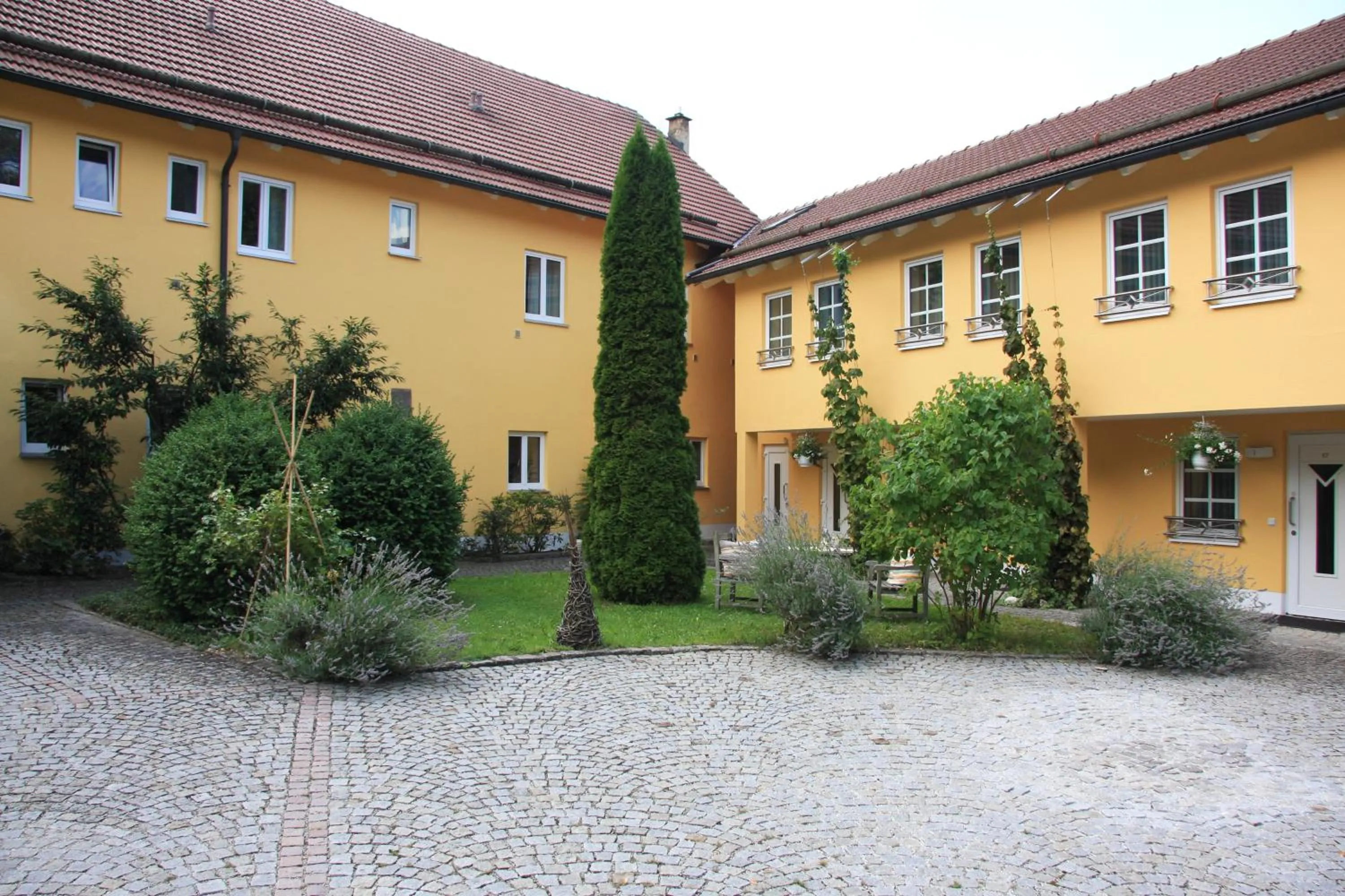 Property building in Hotel Gasthof Alte Post - Restaurant offen