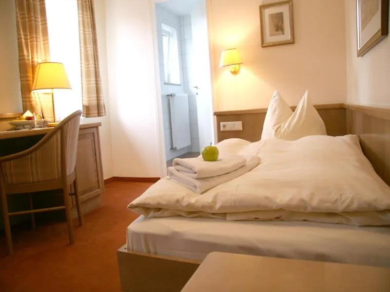 Photo of the whole room, Bed in Hotel Gasthof Alte Post - Restaurant offen