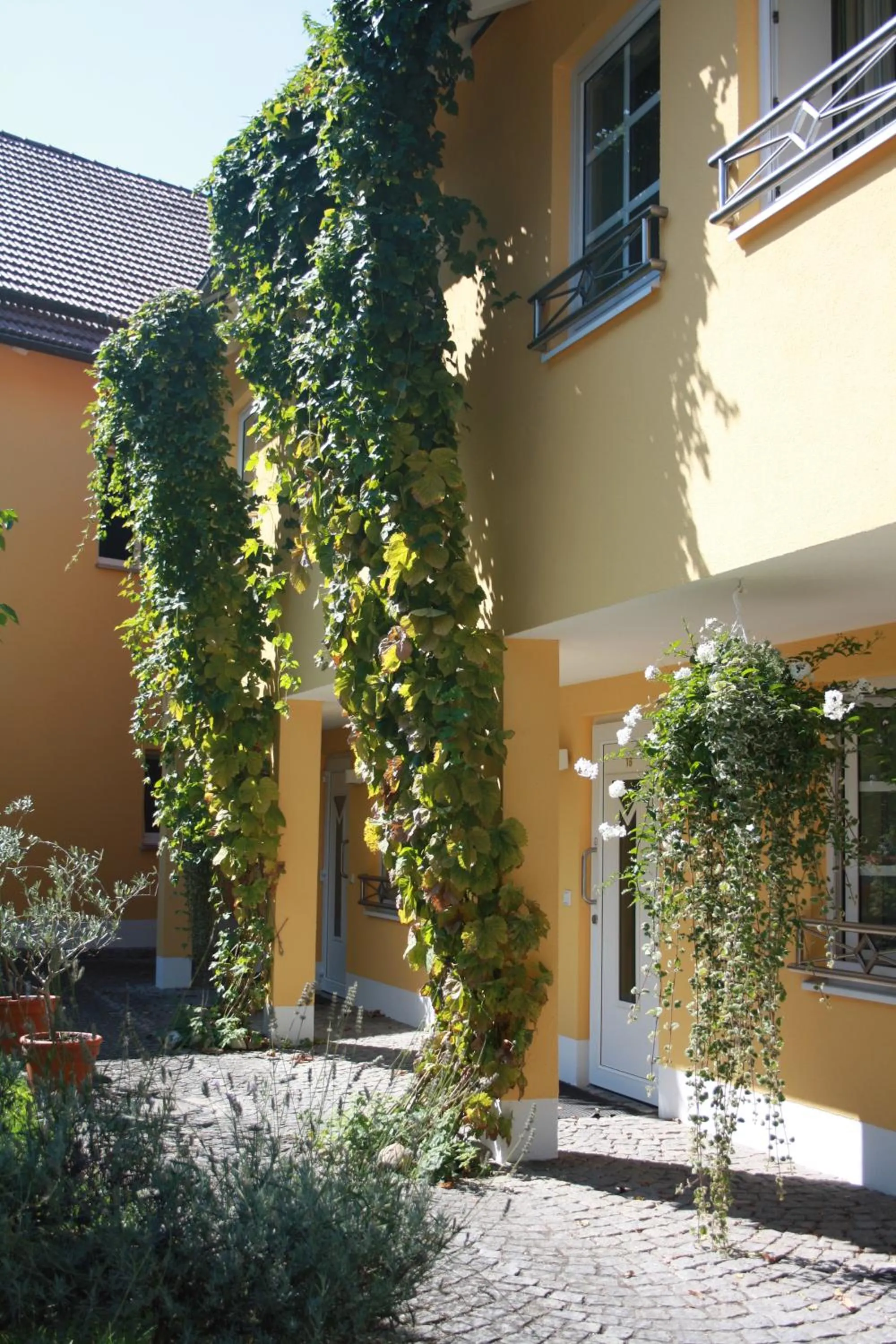 Property building in Hotel Gasthof Alte Post - Restaurant offen