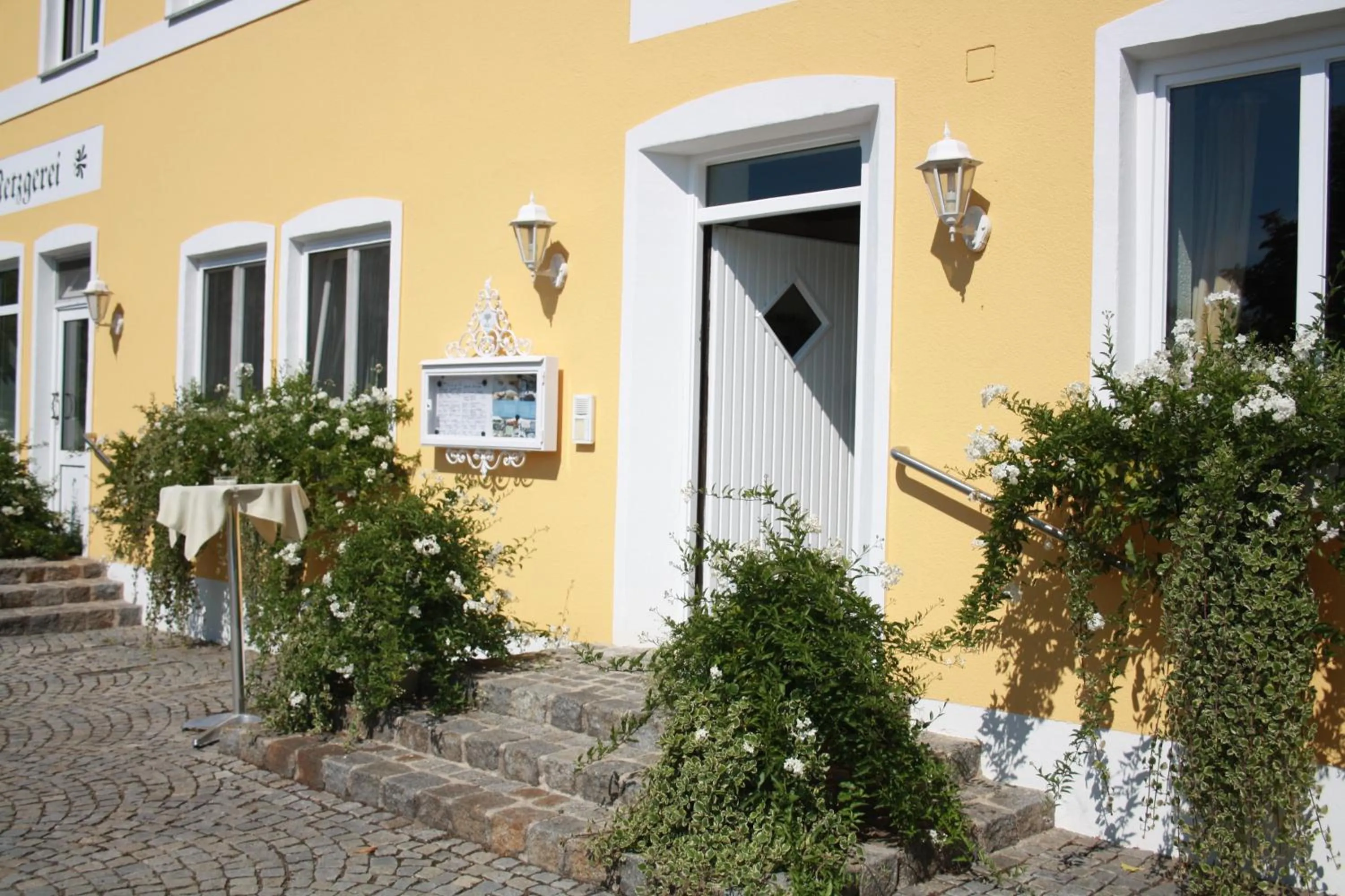 Property building in Hotel Gasthof Alte Post - Restaurant offen