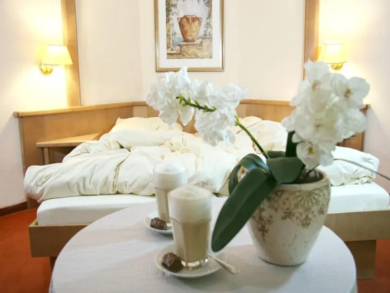 Photo of the whole room, Bed in Hotel Gasthof Alte Post - Restaurant offen