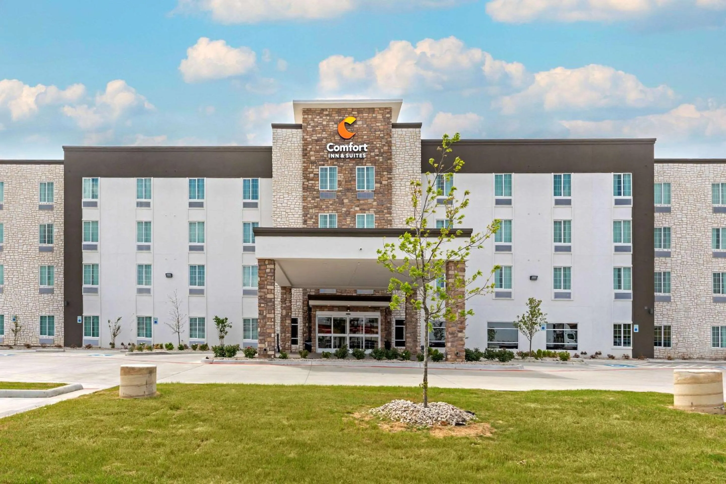 Property building in Comfort Inn & Suites Euless DFW West