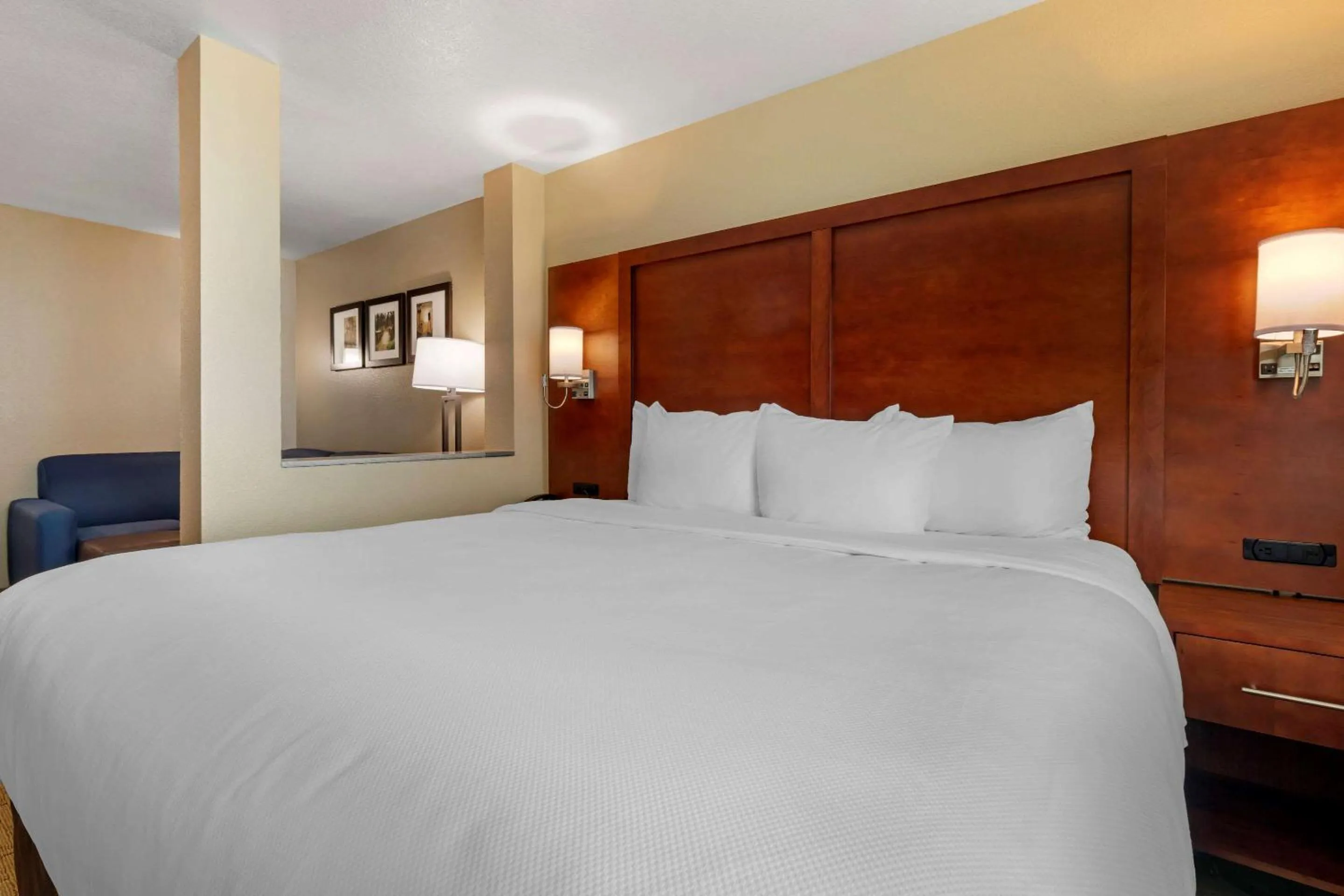 Photo of the whole room, Bed in Comfort Inn & Suites Euless DFW West