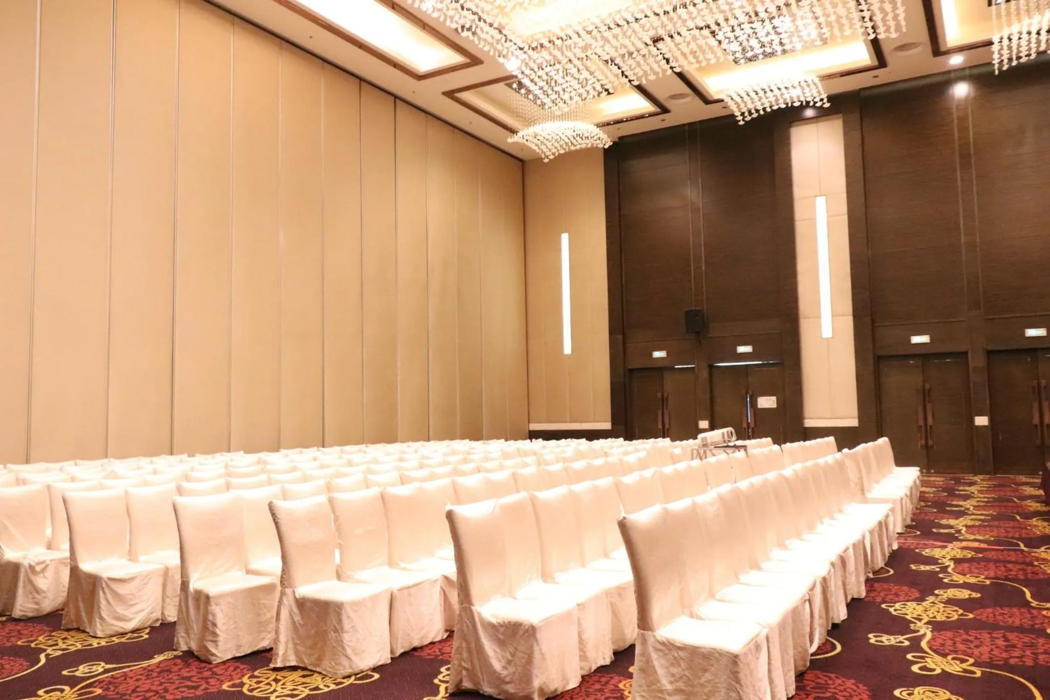 Meeting/conference room in Holiday Inn Panjin Aqua City by IHG