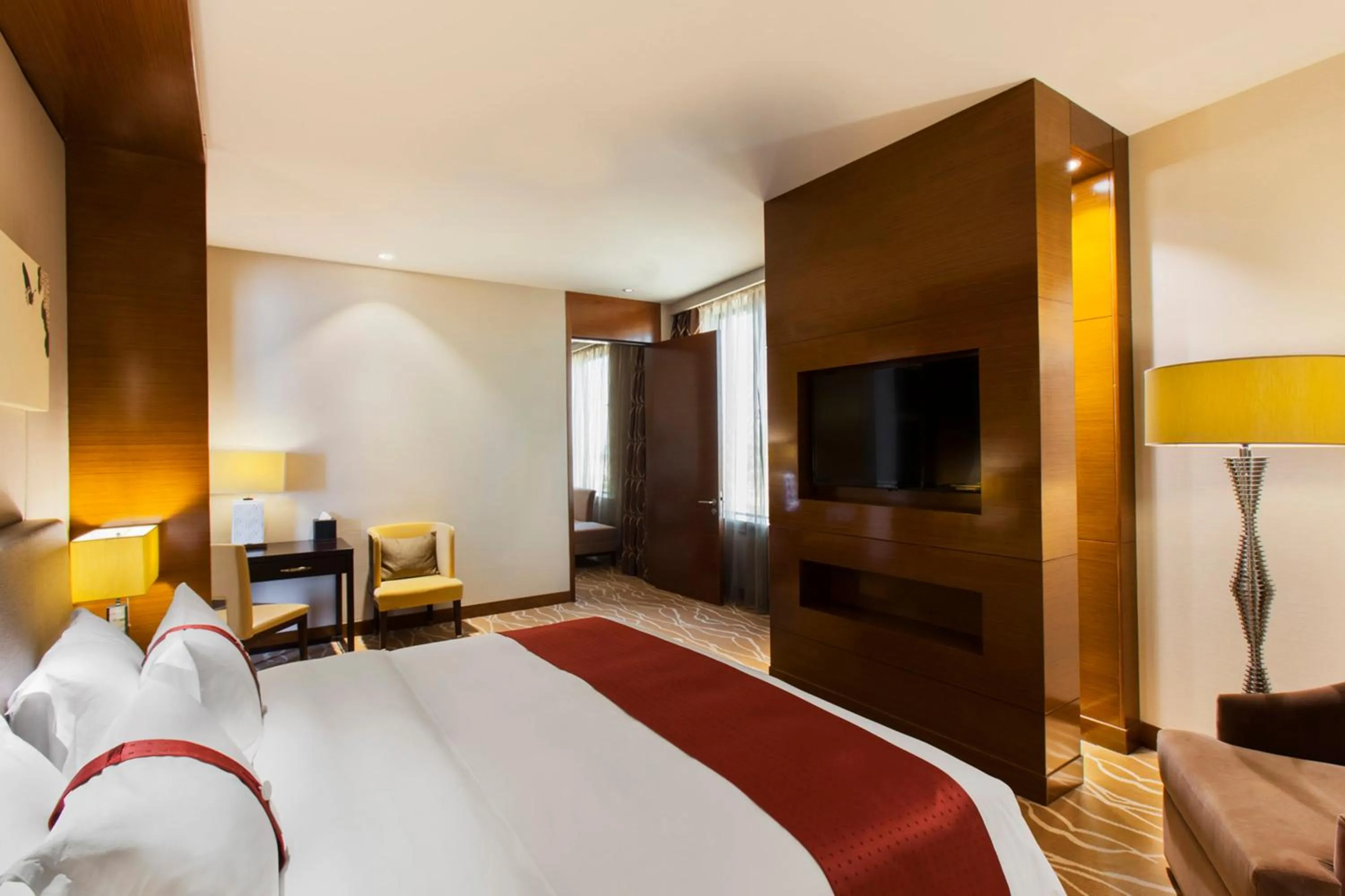 Photo of the whole room, Bed in Holiday Inn Panjin Aqua City by IHG