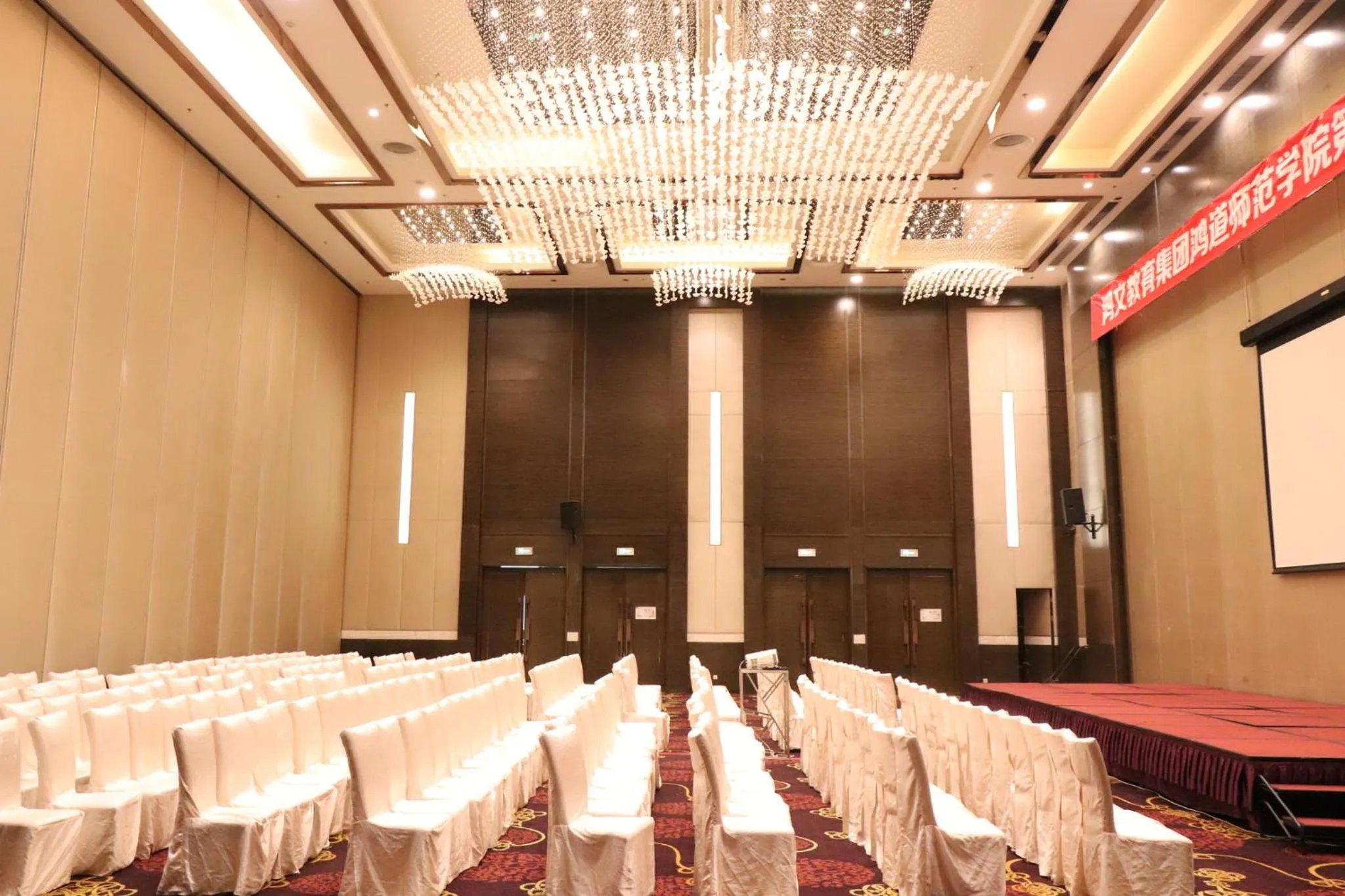 Meeting/conference room in Holiday Inn Panjin Aqua City by IHG