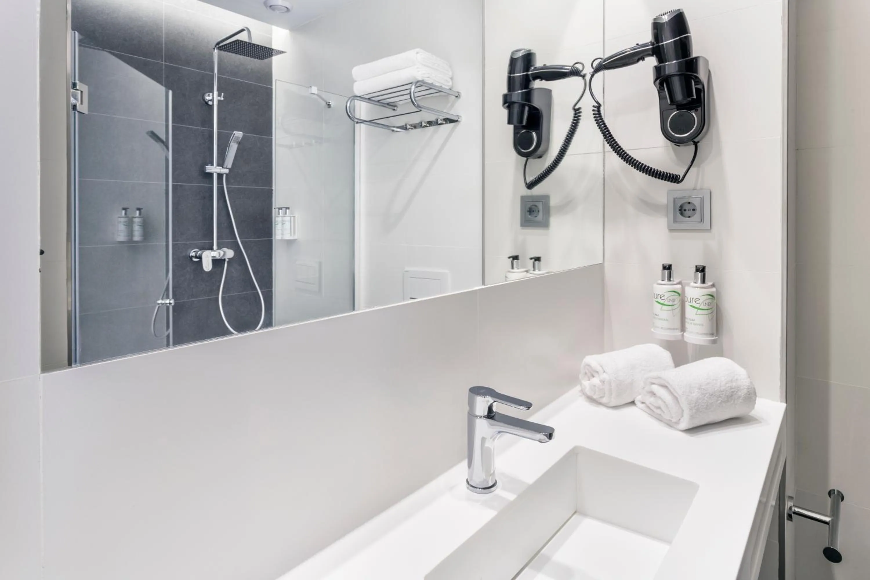 Shower in B&B HOTEL Murcia