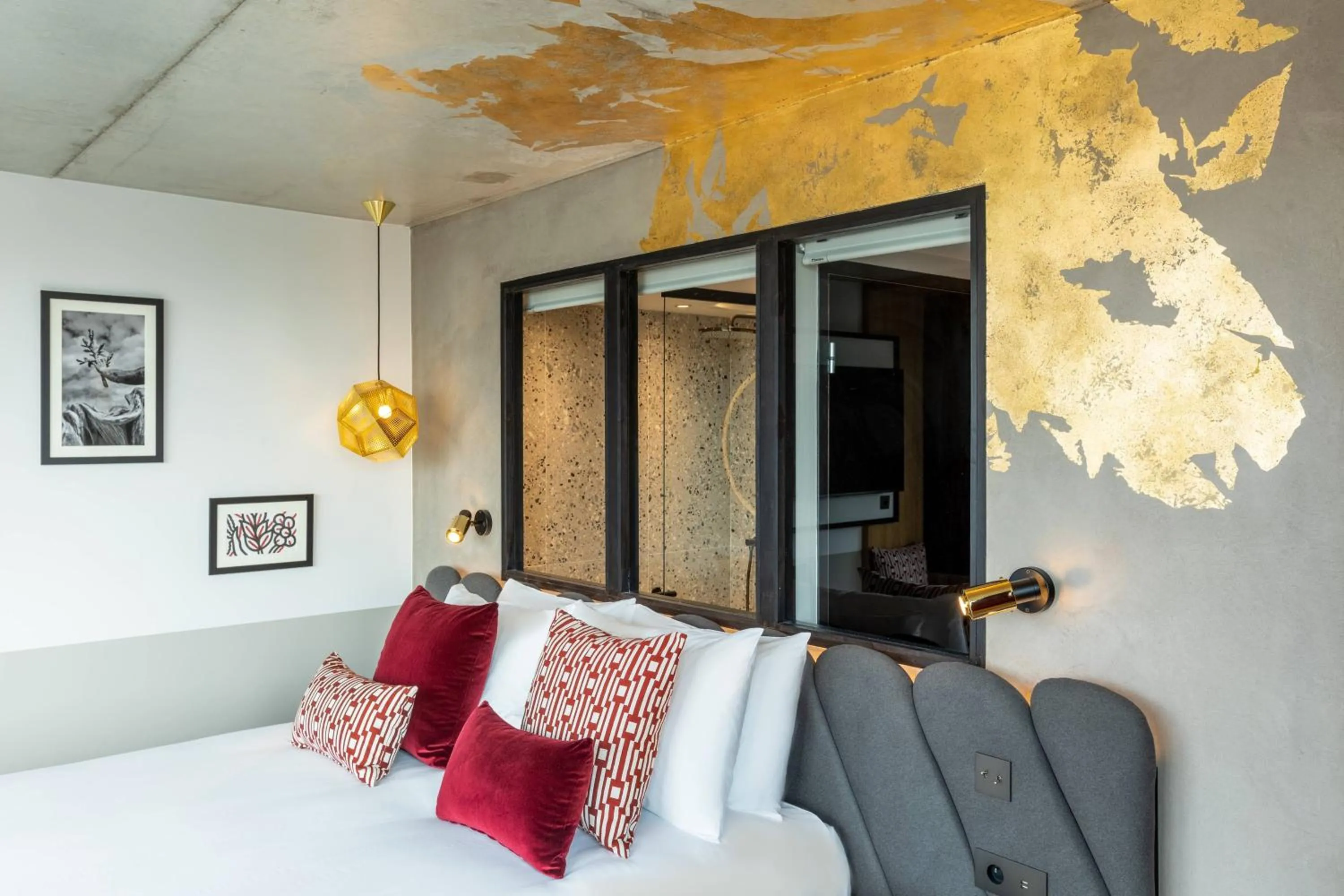 Photo of the whole room, Bed in Renaissance Bordeaux Hotel