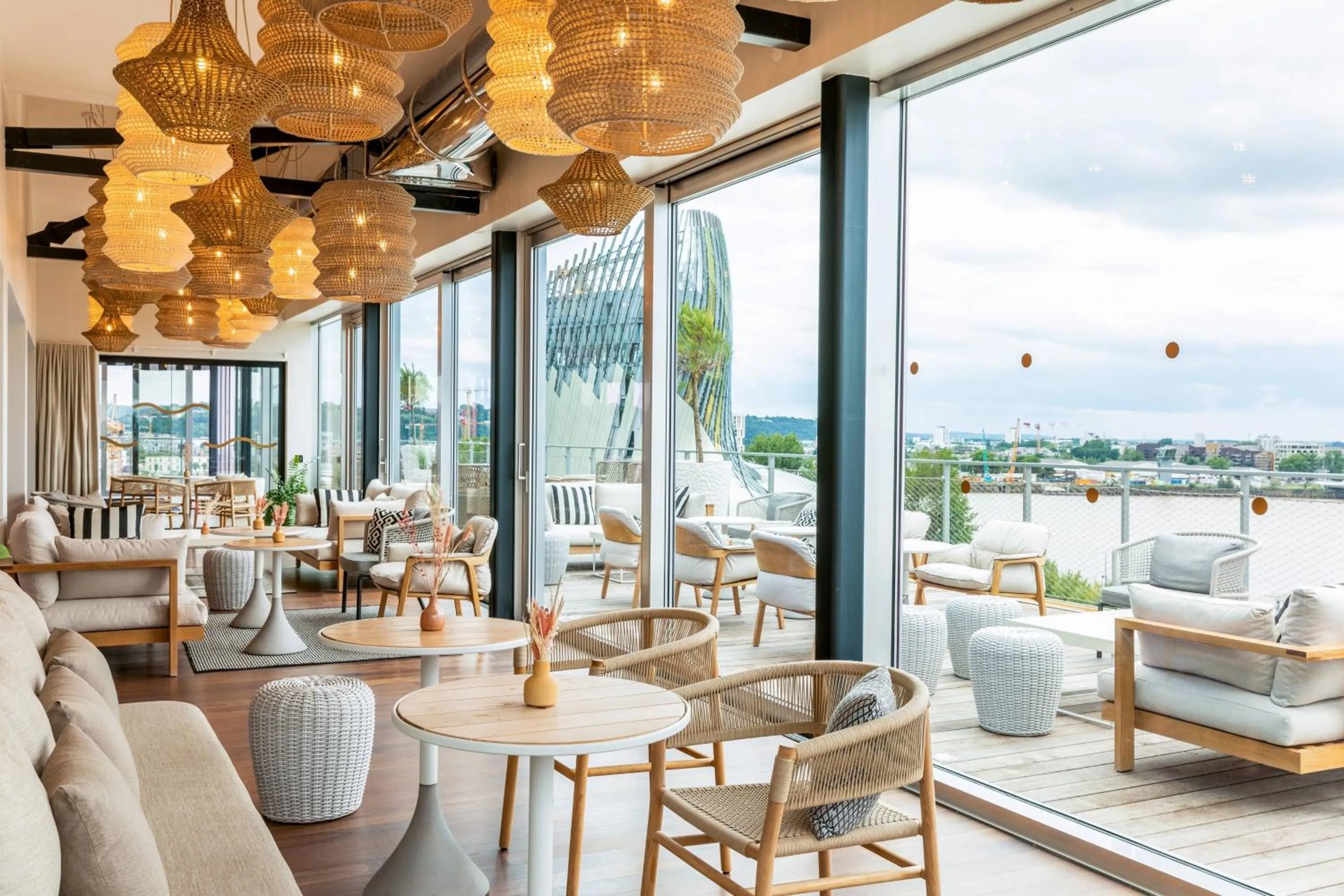 Lounge or bar in Renaissance Bordeaux Hotel