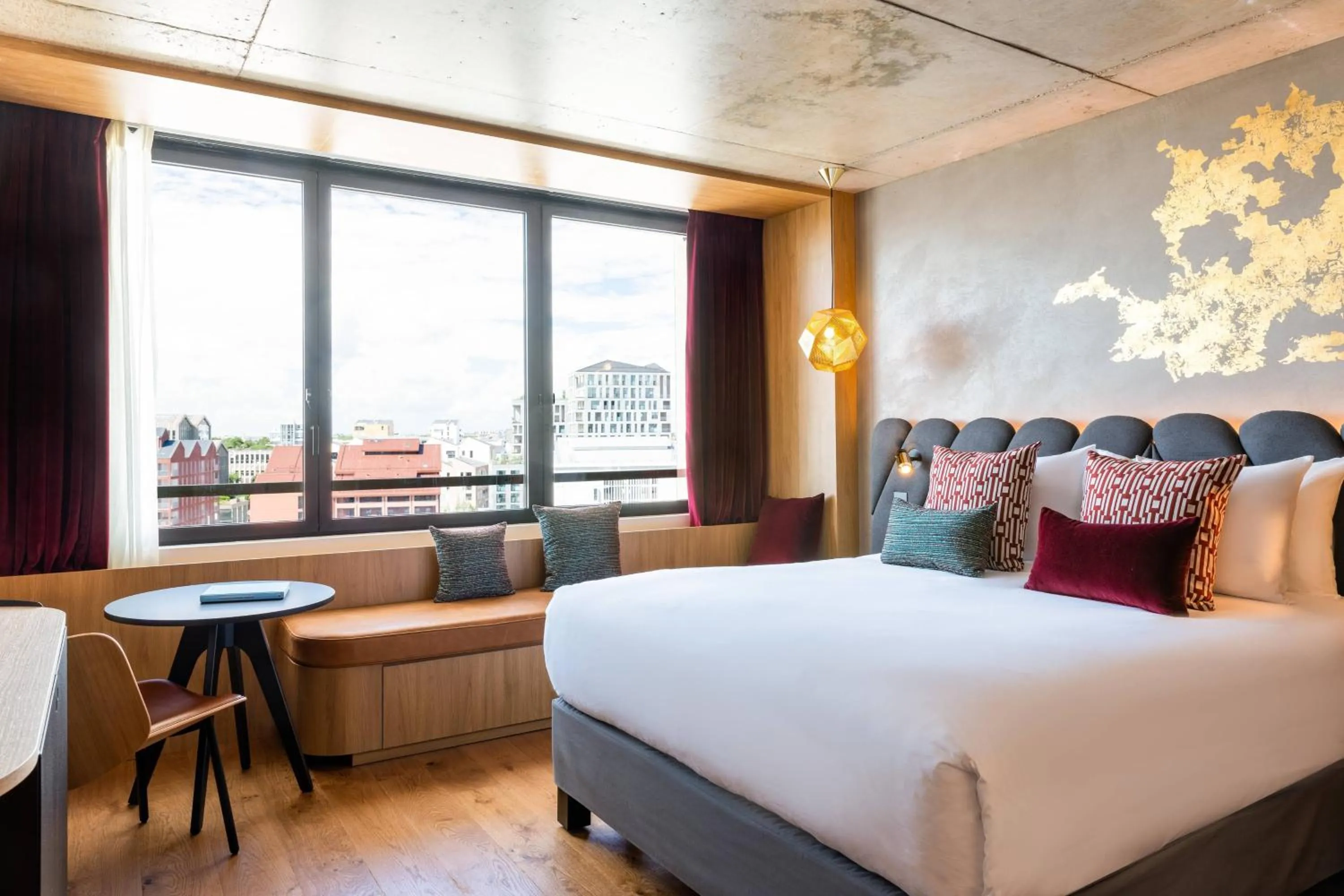 Photo of the whole room, Bed in Renaissance Bordeaux Hotel