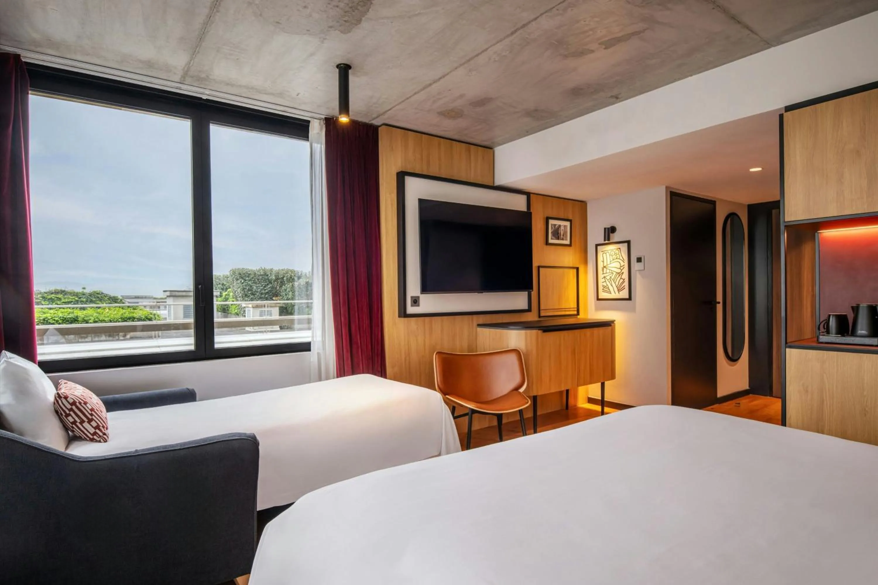 Photo of the whole room, Bed in Renaissance Bordeaux Hotel