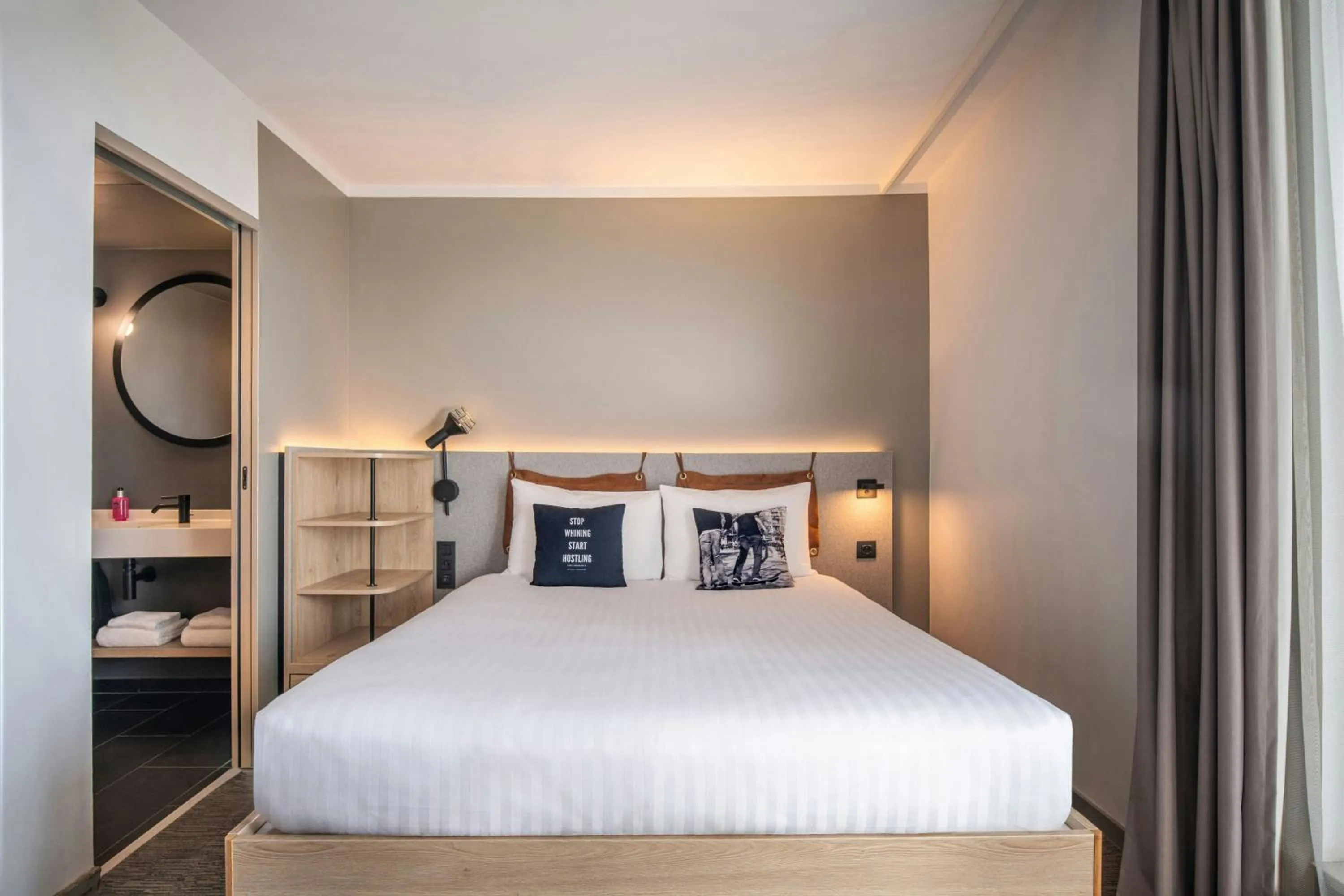 Photo of the whole room, Bed in Moxy Bordeaux