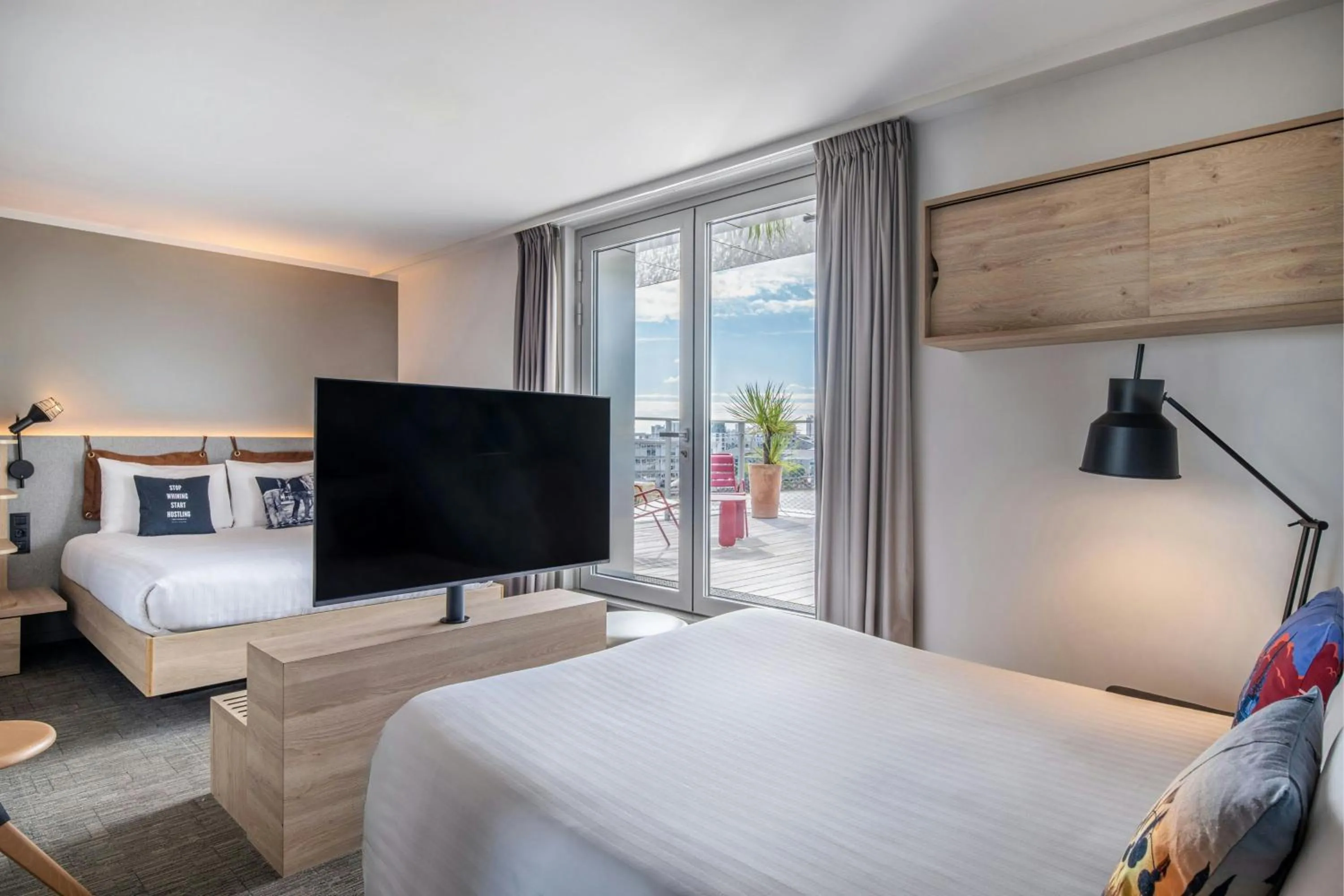 Photo of the whole room, Bed in Moxy Bordeaux