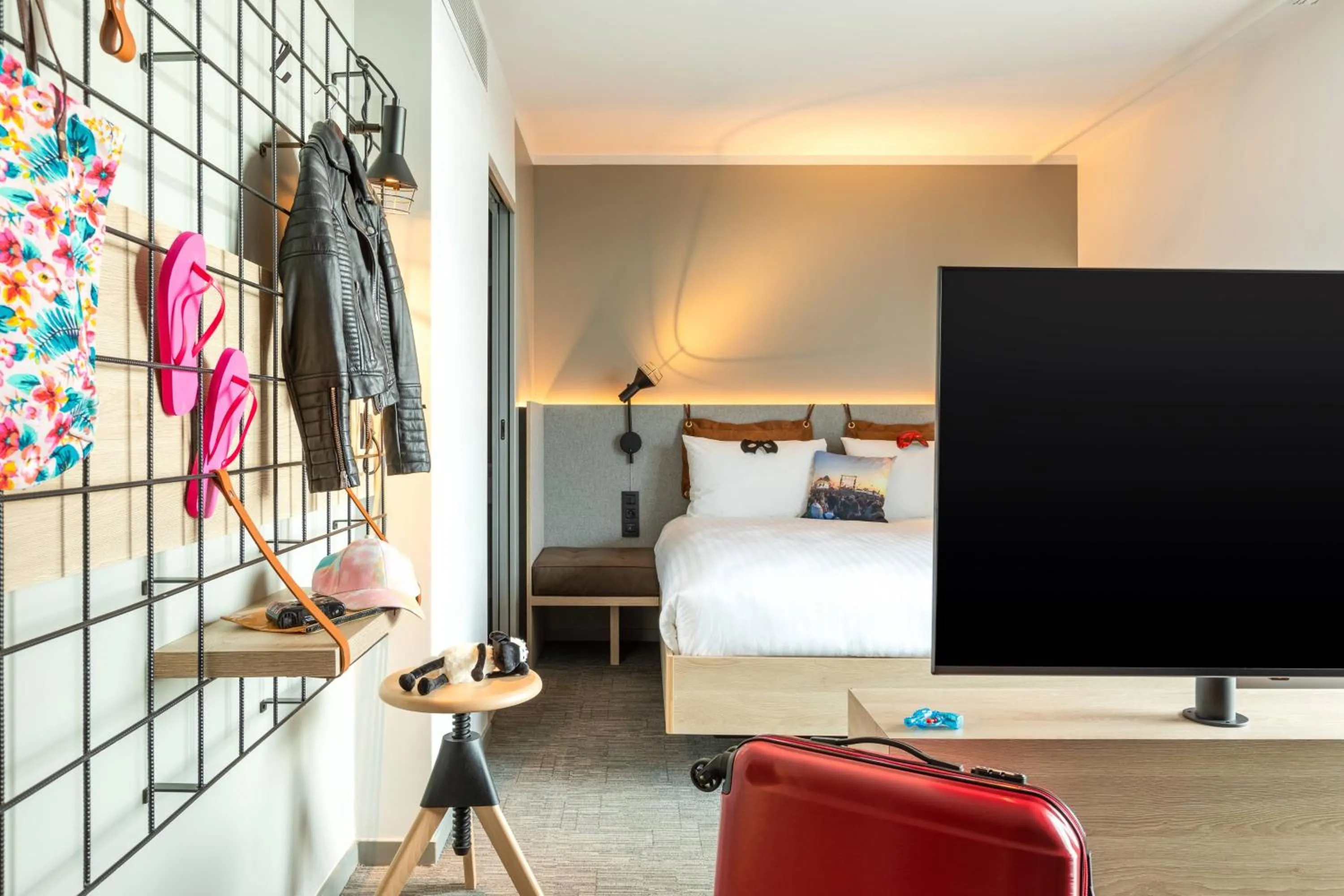 Photo of the whole room, Bed in Moxy Bordeaux