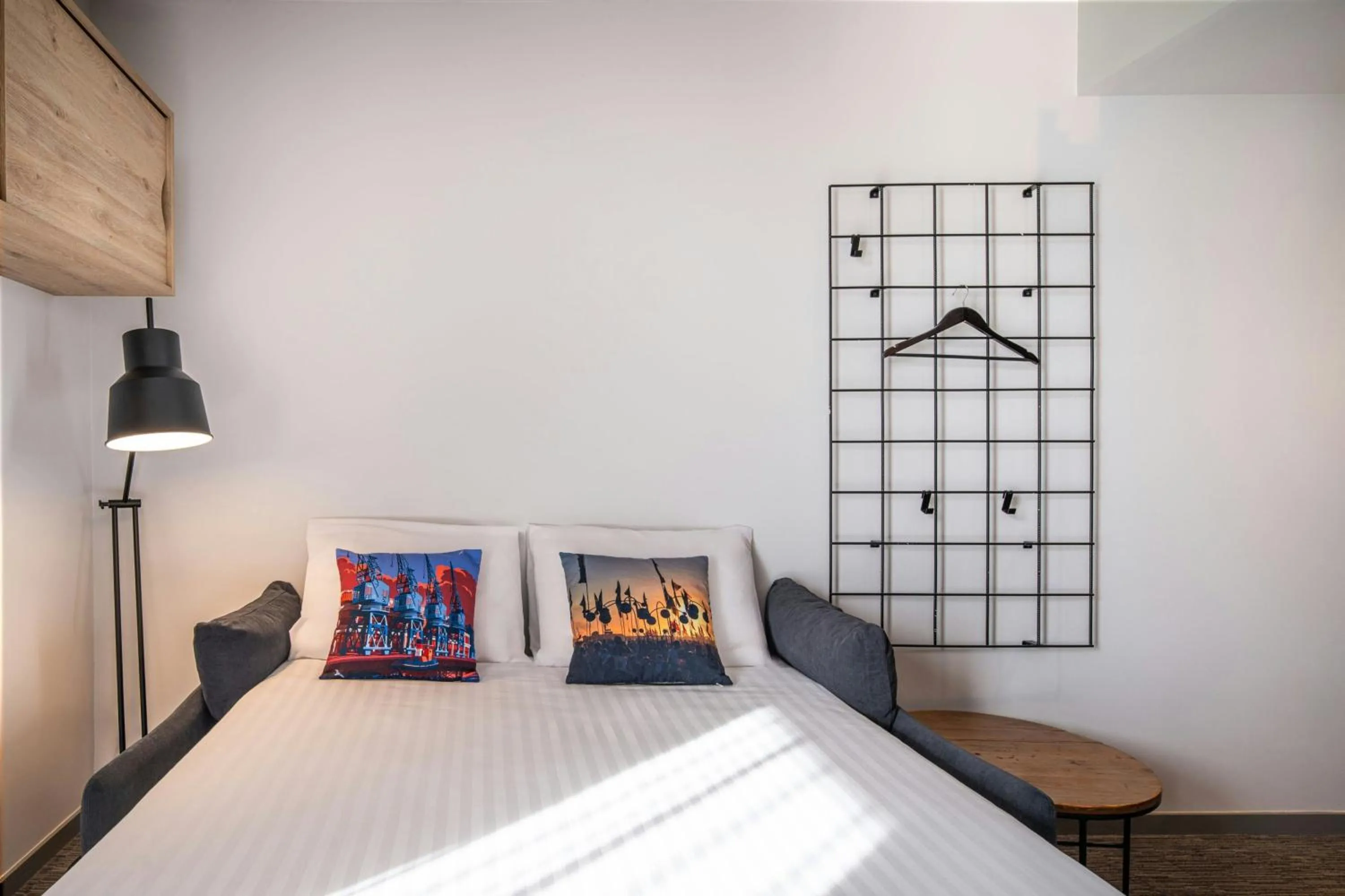 Photo of the whole room, Bed in Moxy Bordeaux