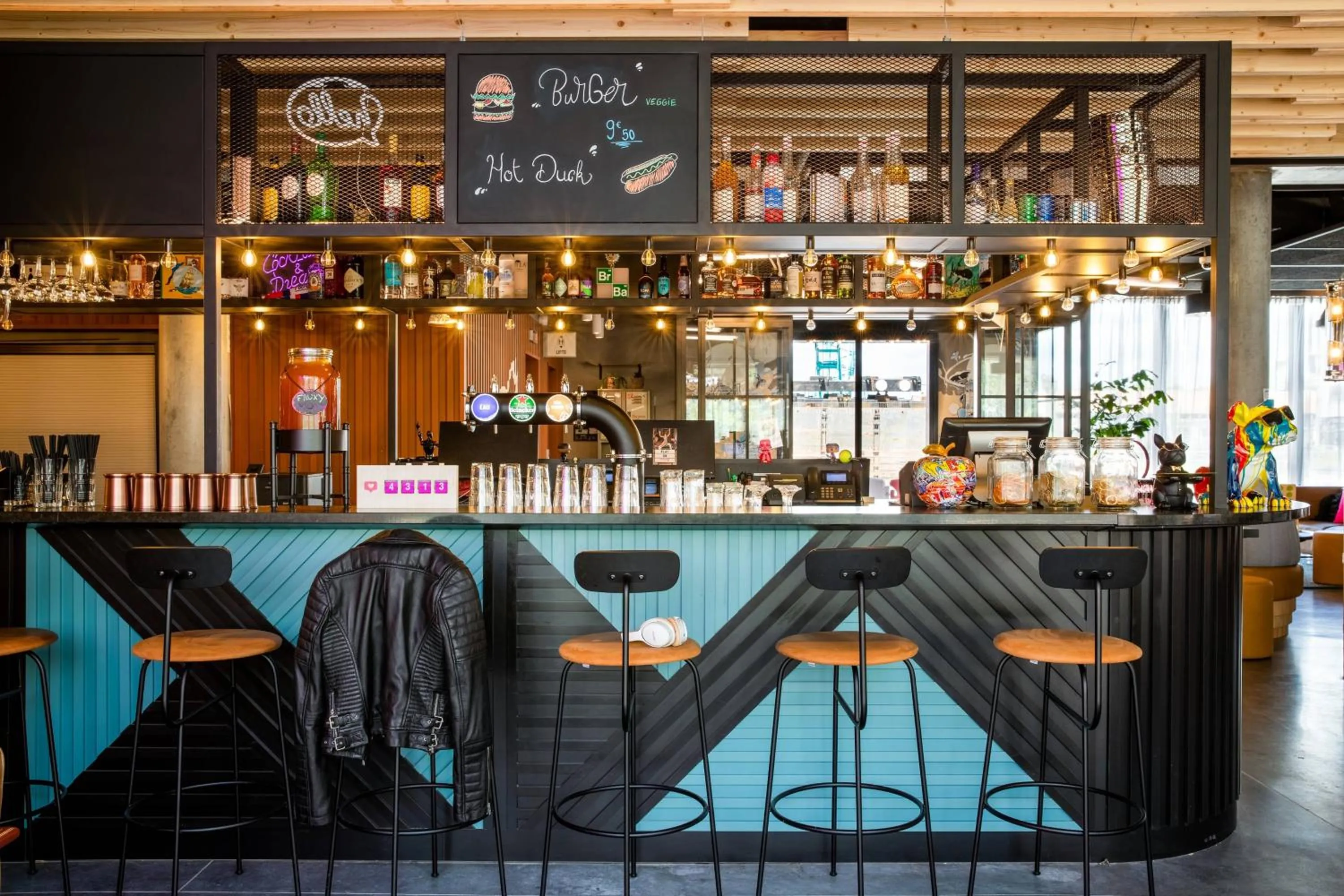 Lounge or bar in Moxy Bordeaux