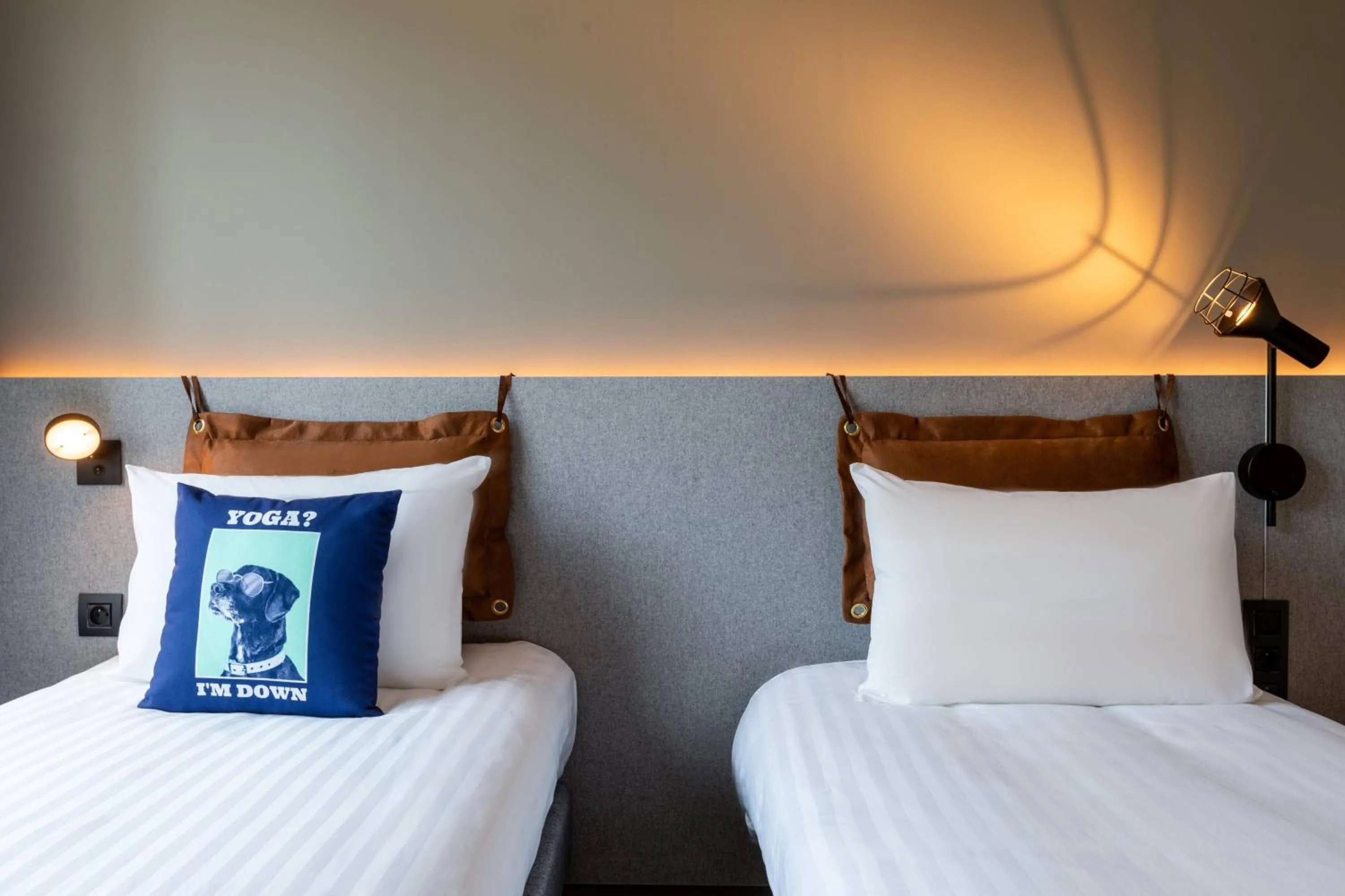 Photo of the whole room, Bed in Moxy Bordeaux