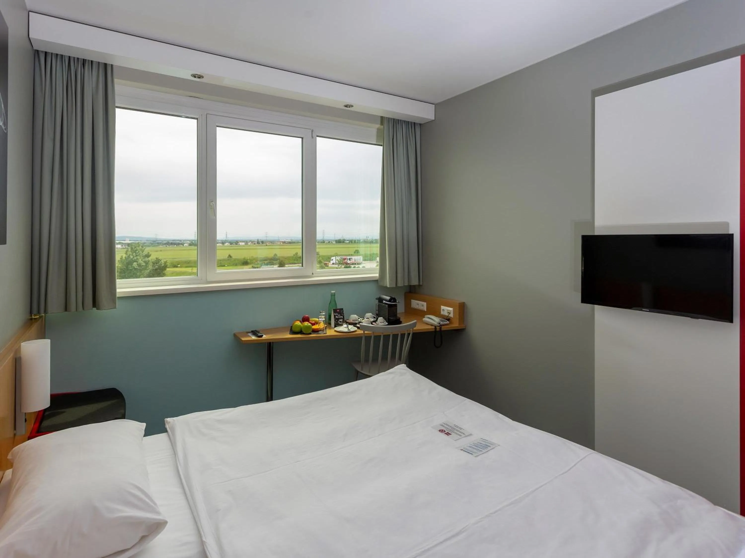 Bedroom, Bed in Ibis Vienna Airport