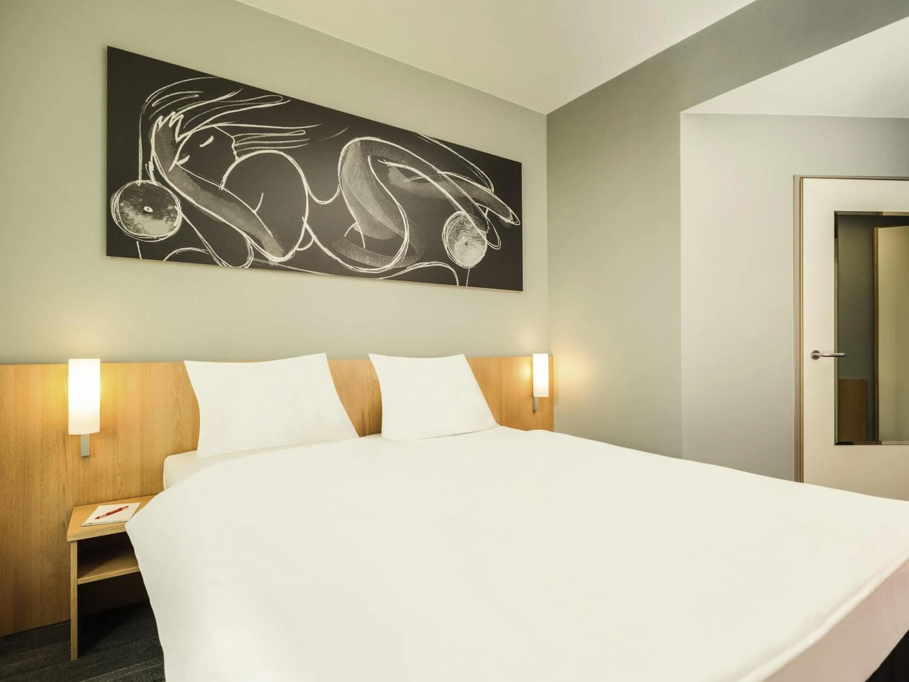 Bedroom, Bed in Ibis Vienna Airport