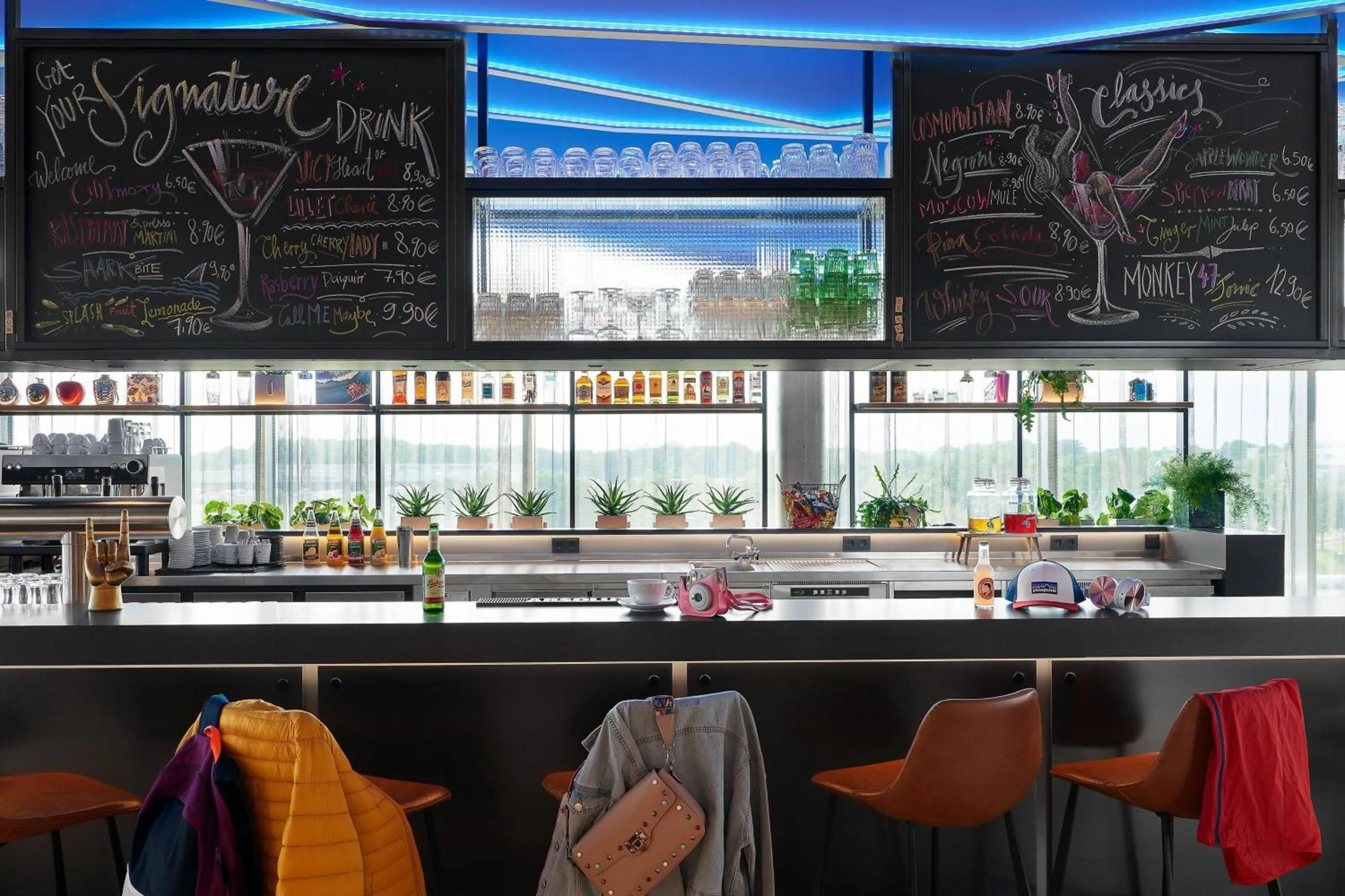 Lounge or bar in Moxy Cologne Bonn Airport