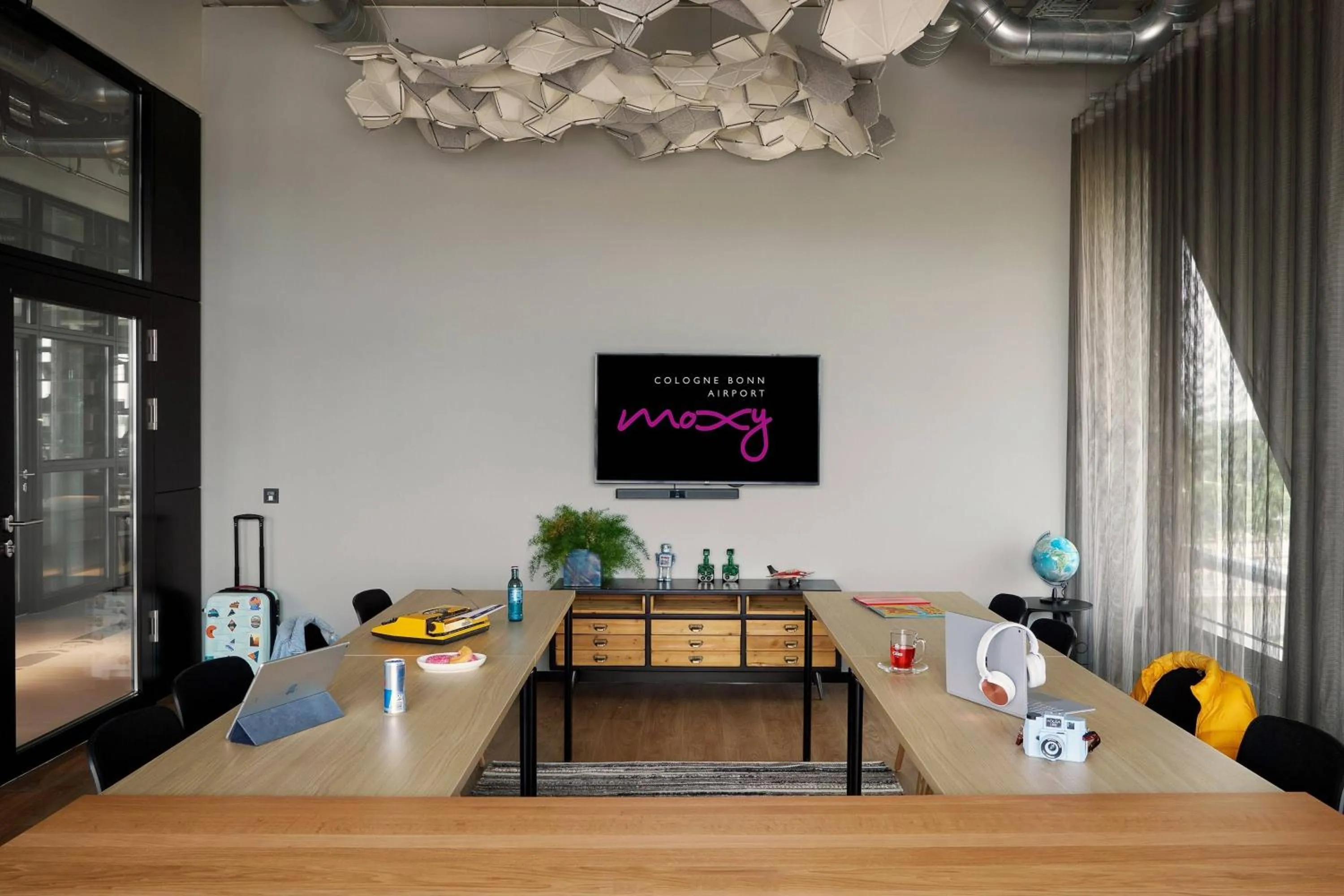 Lounge or bar in Moxy Cologne Bonn Airport