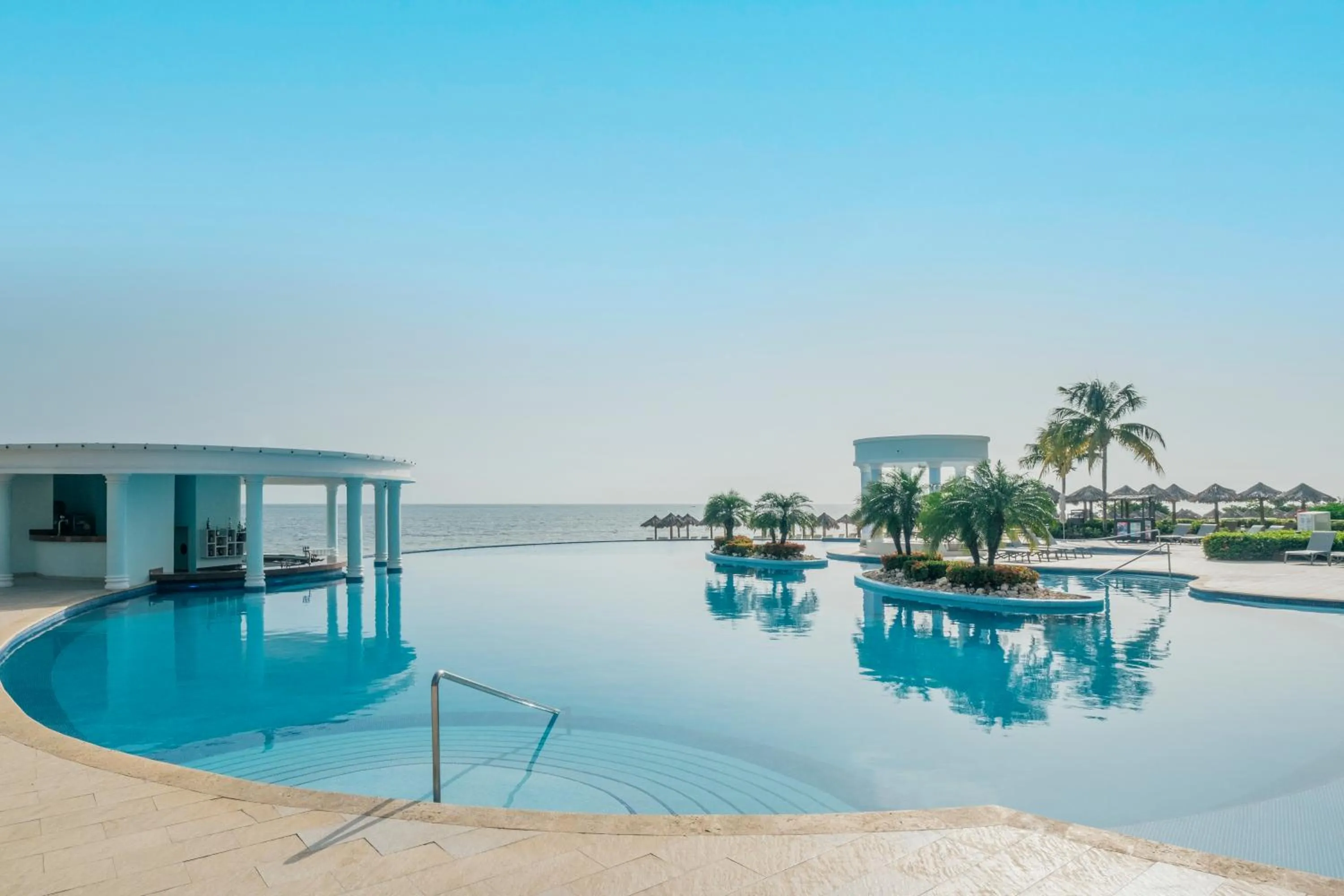 Swimming pool in Iberostar Selection Rose Hall Suites - All Inclusive