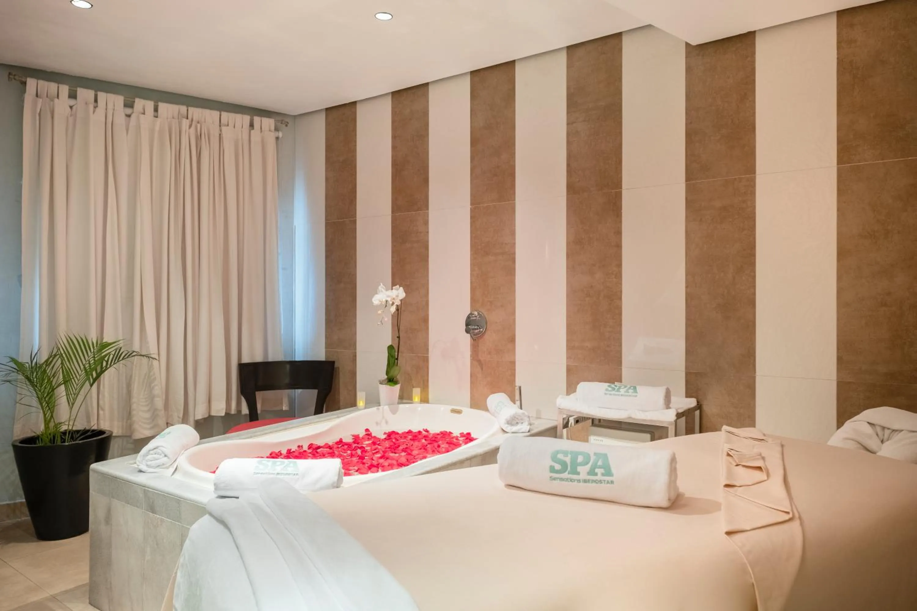 Spa and wellness centre/facilities, Bed in Iberostar Selection Rose Hall Suites - All Inclusive