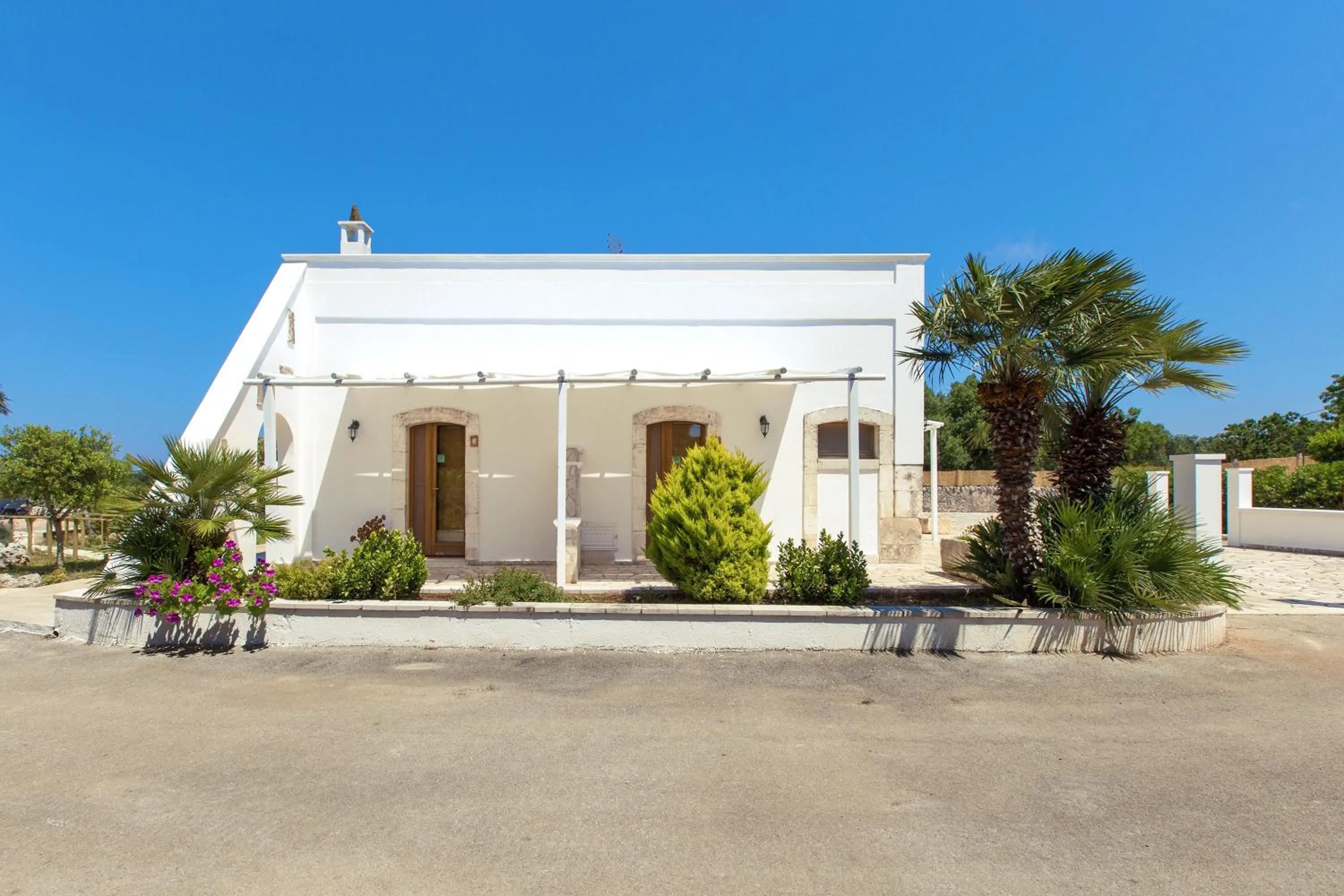 Facade/entrance in Villa Martina by BarbarHouse