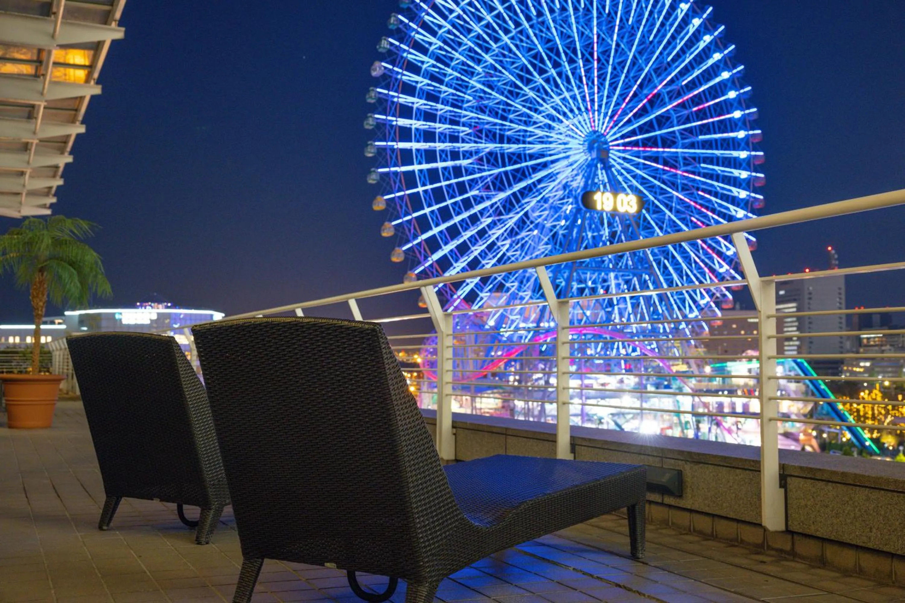 Swimming pool in The Yokohama Bay Hotel Tokyu
