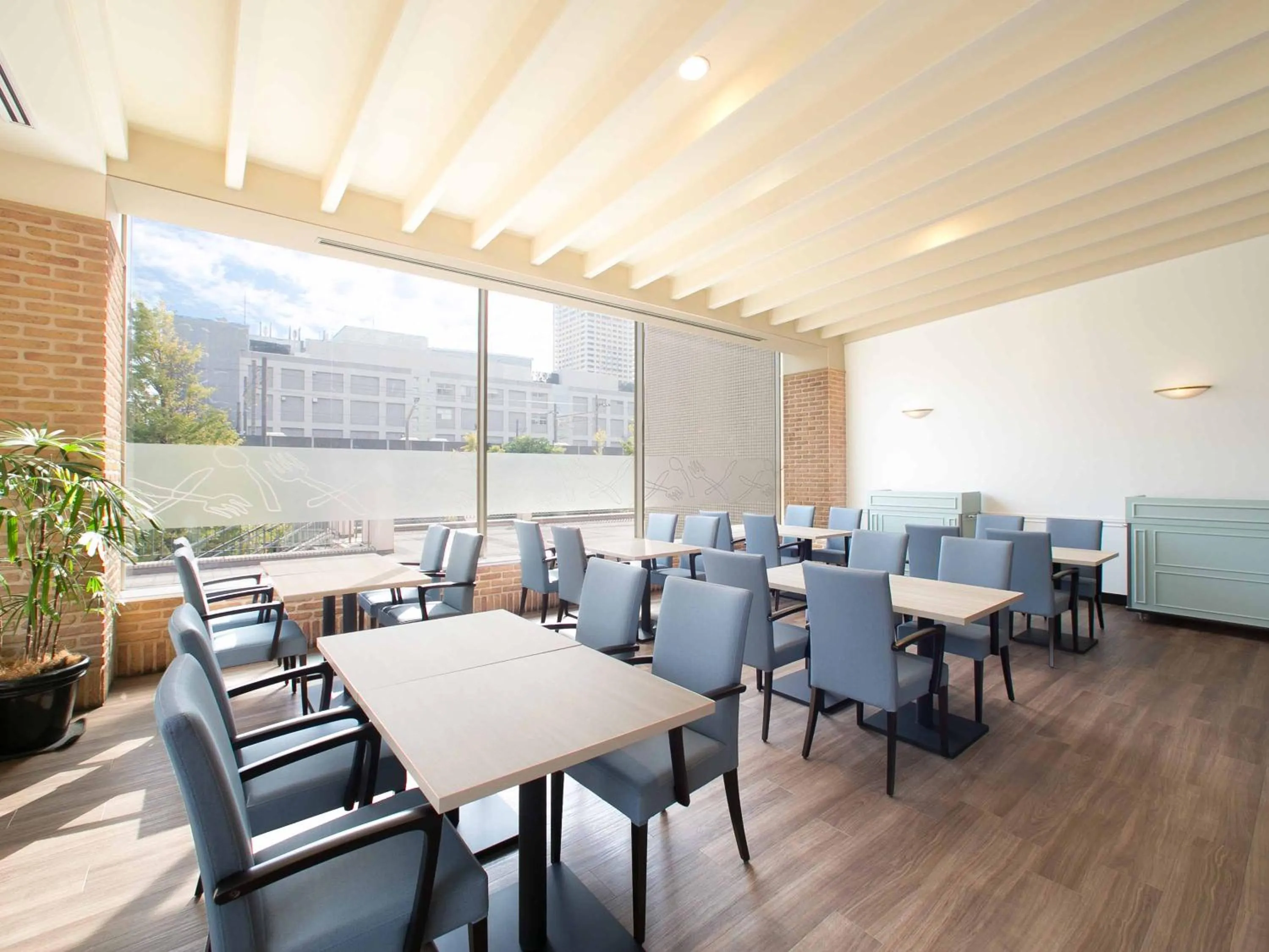 Restaurant/places to eat in Oriental Hotel Tokyo Bay