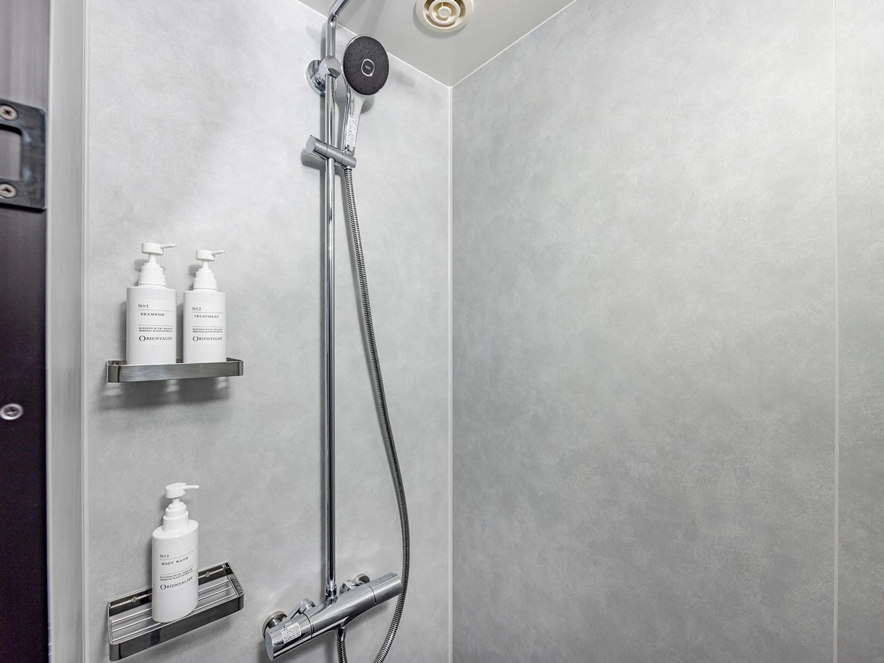 Shower in Oriental Hotel Tokyo Bay