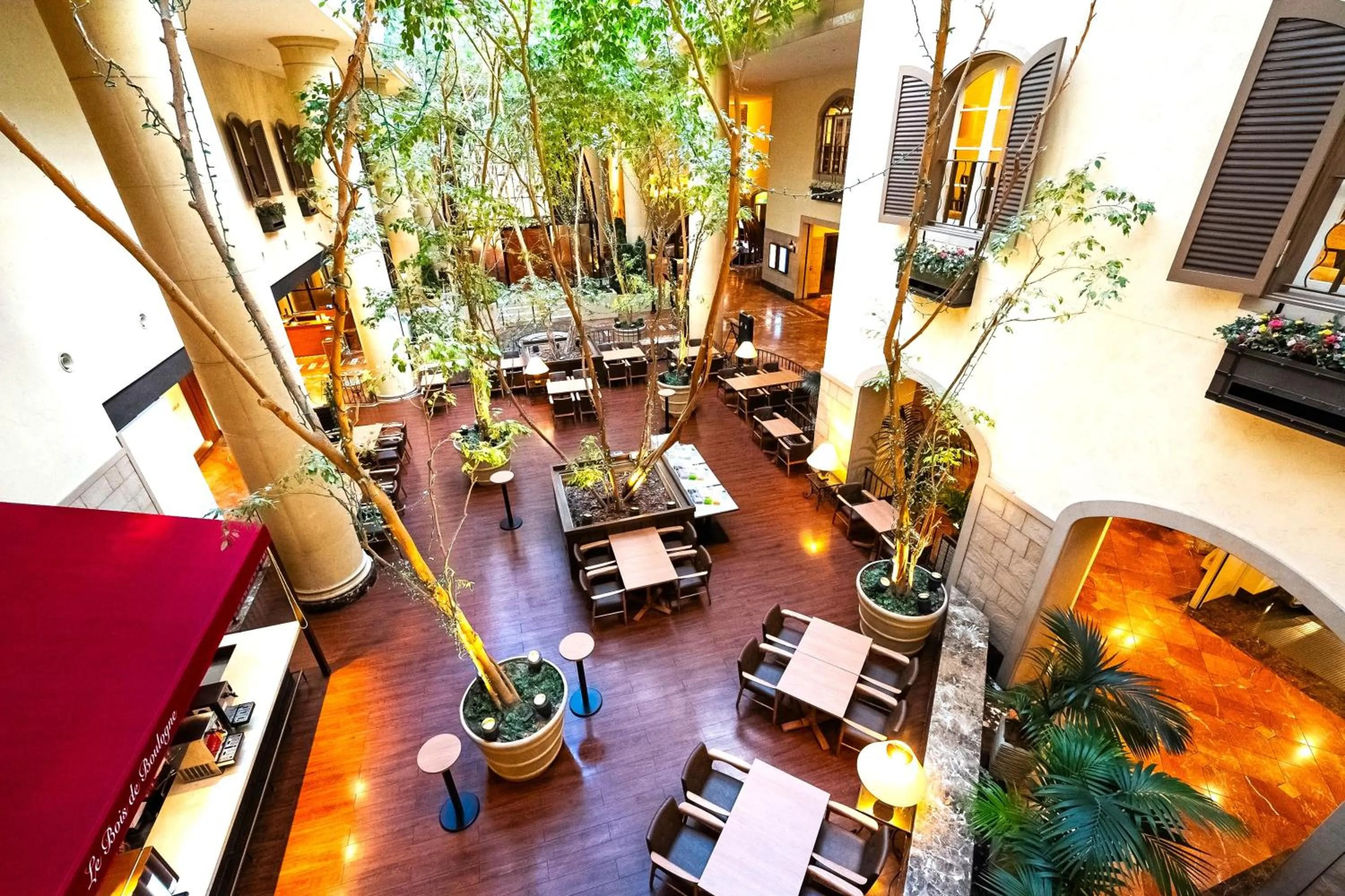 Communal lounge/ TV room in Oriental Hotel Tokyo Bay