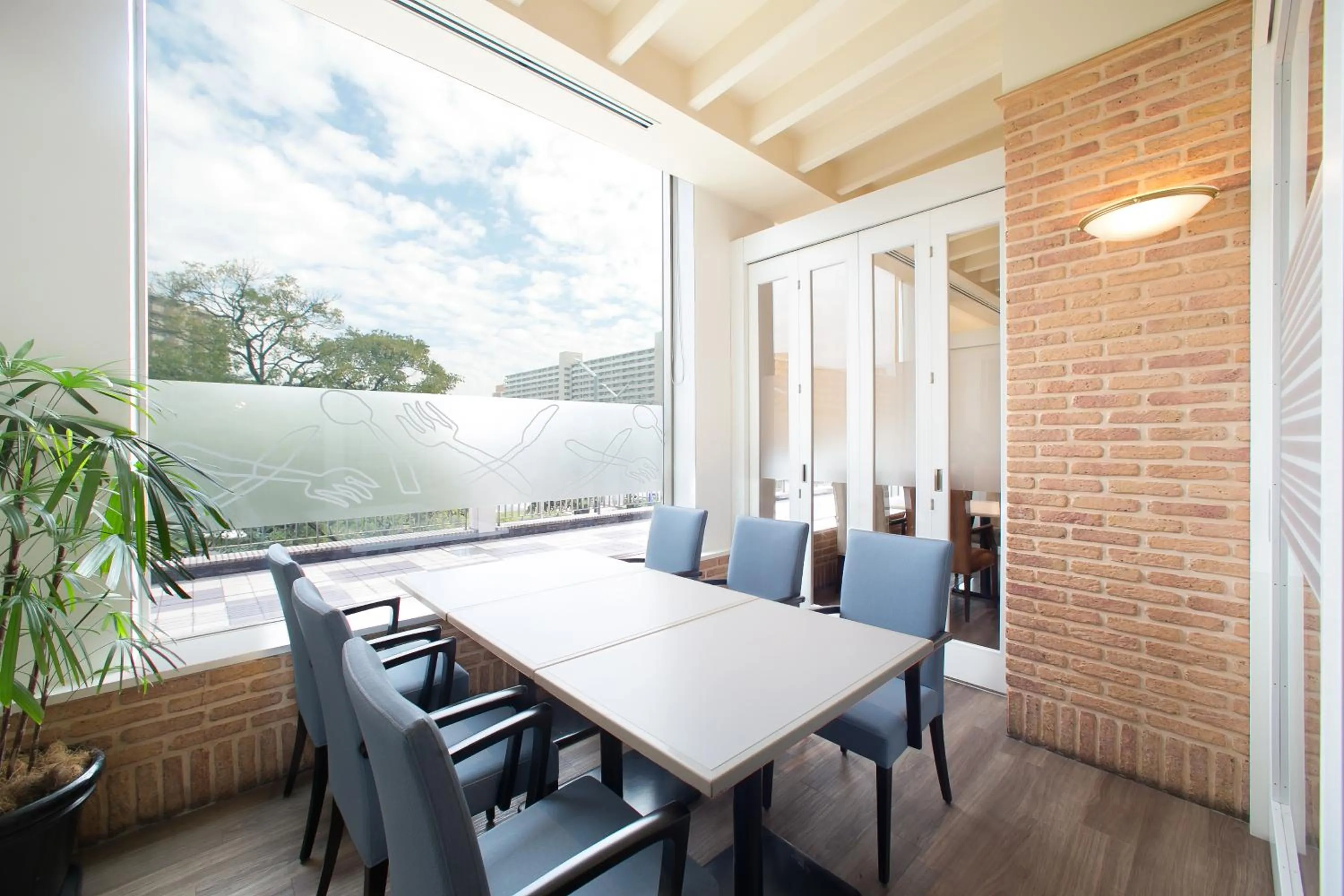 Restaurant/places to eat in Oriental Hotel Tokyo Bay