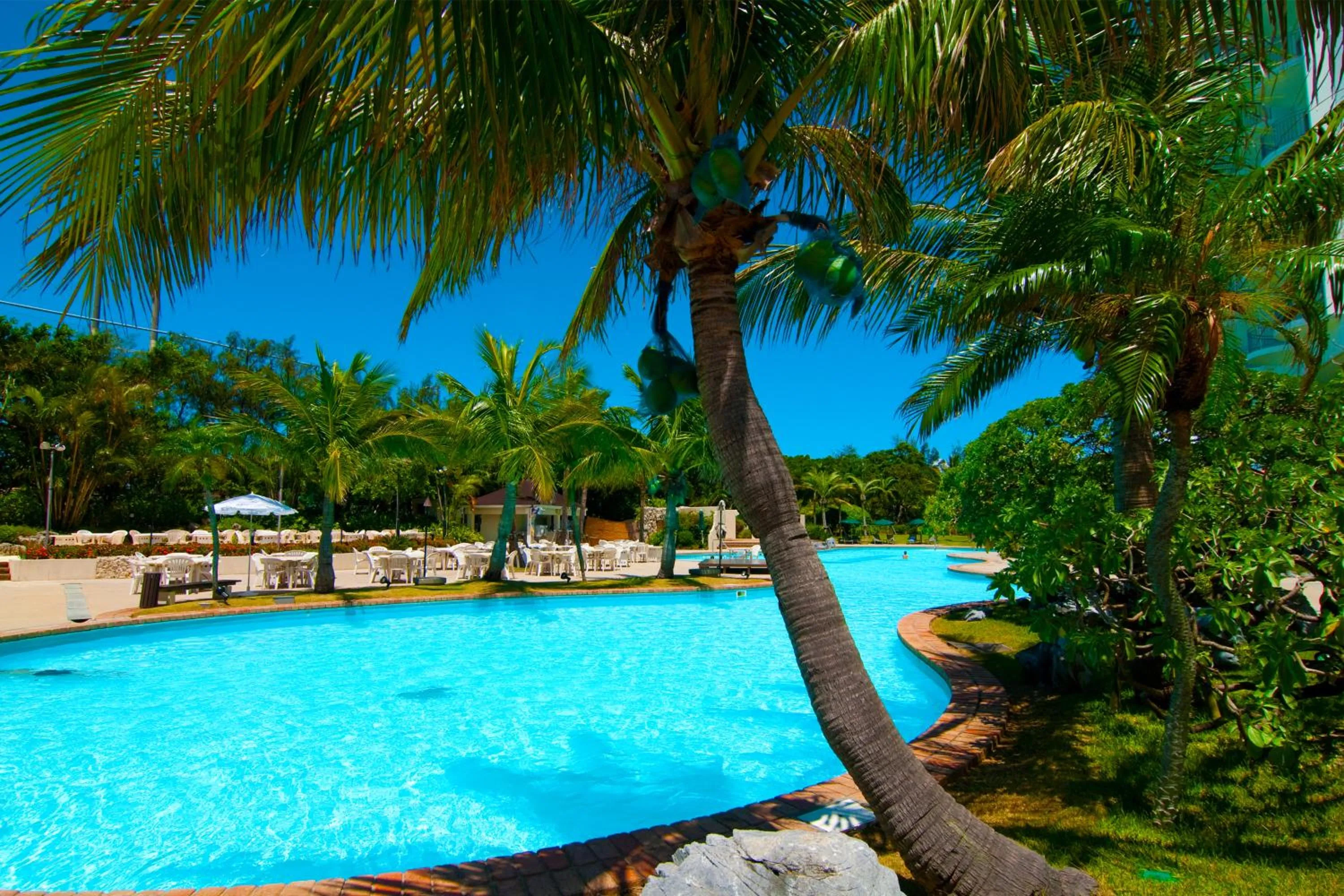 Swimming pool in Laguna Garden Hotel