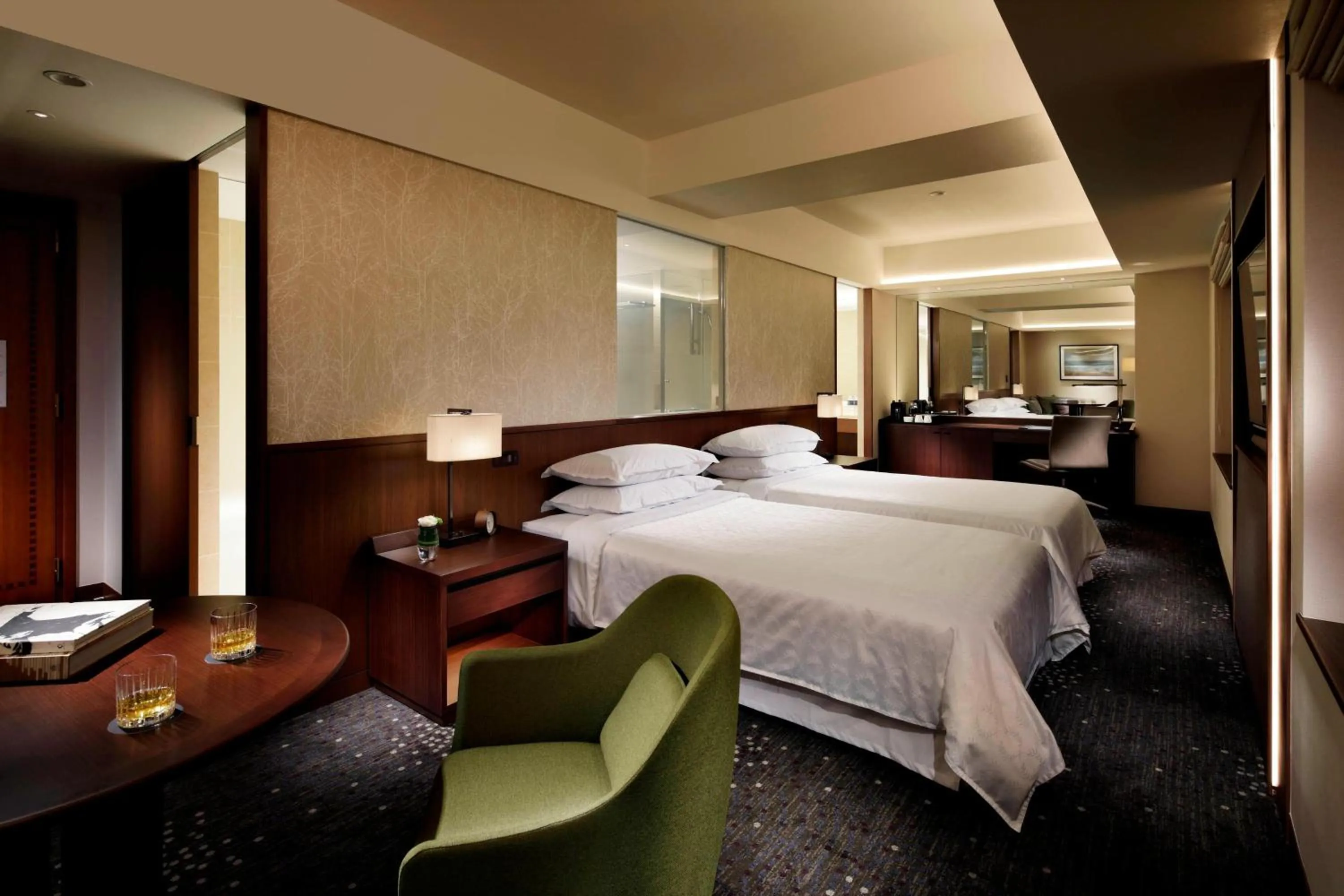 Photo of the whole room, Bed in Yokohama Bay Sheraton Hotel and Towers