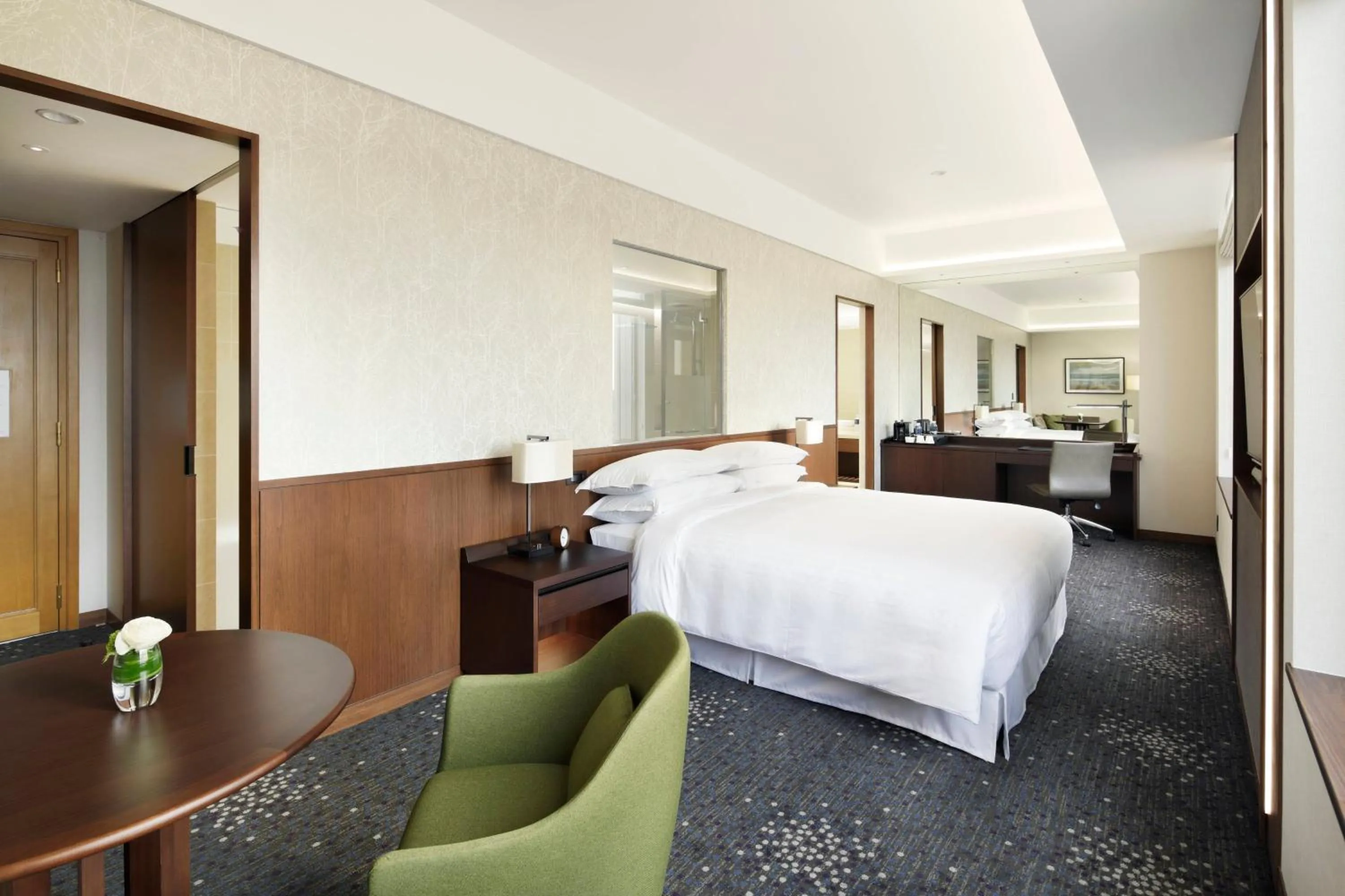 Photo of the whole room, Bed in Yokohama Bay Sheraton Hotel and Towers