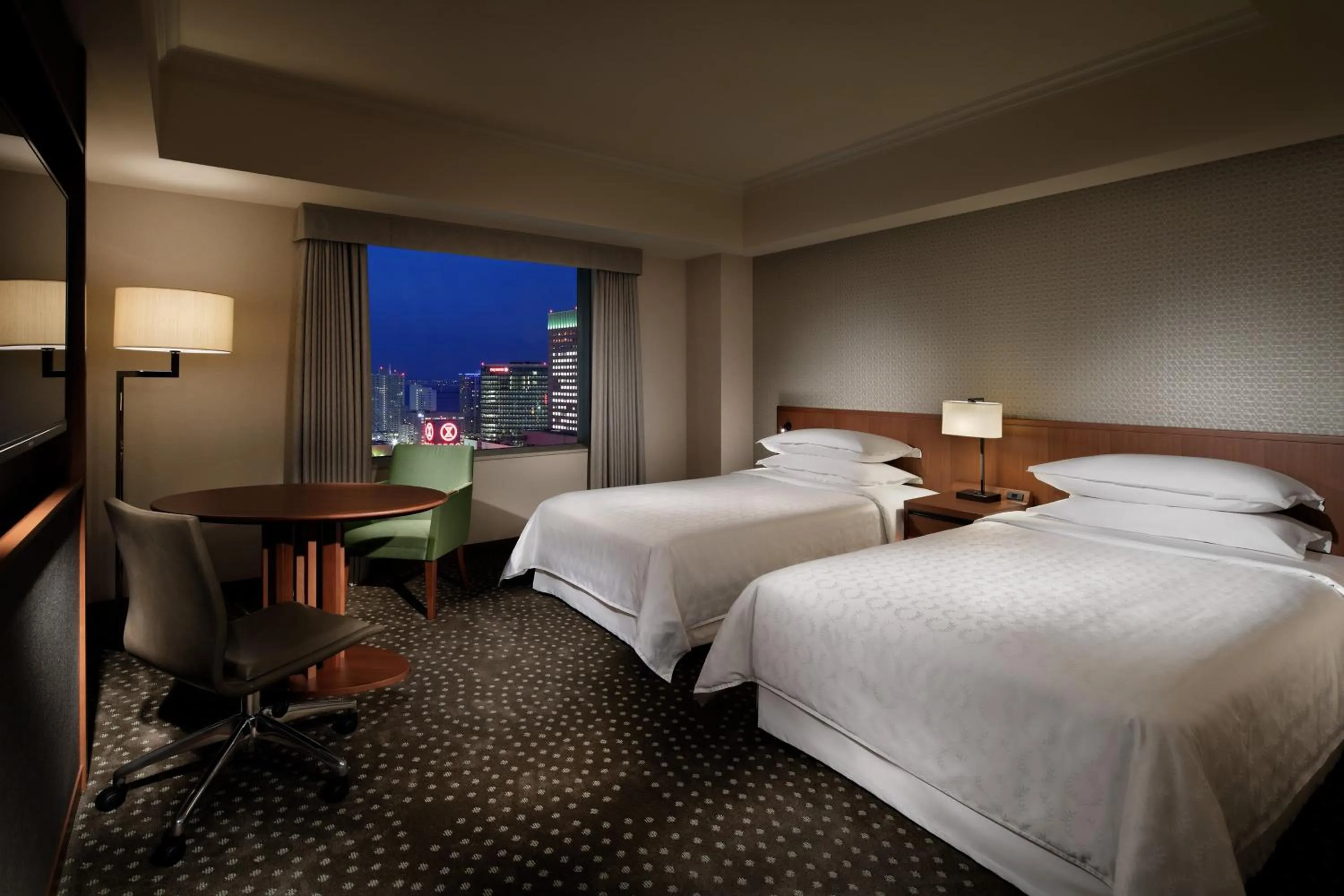 Photo of the whole room, Bed in Yokohama Bay Sheraton Hotel and Towers