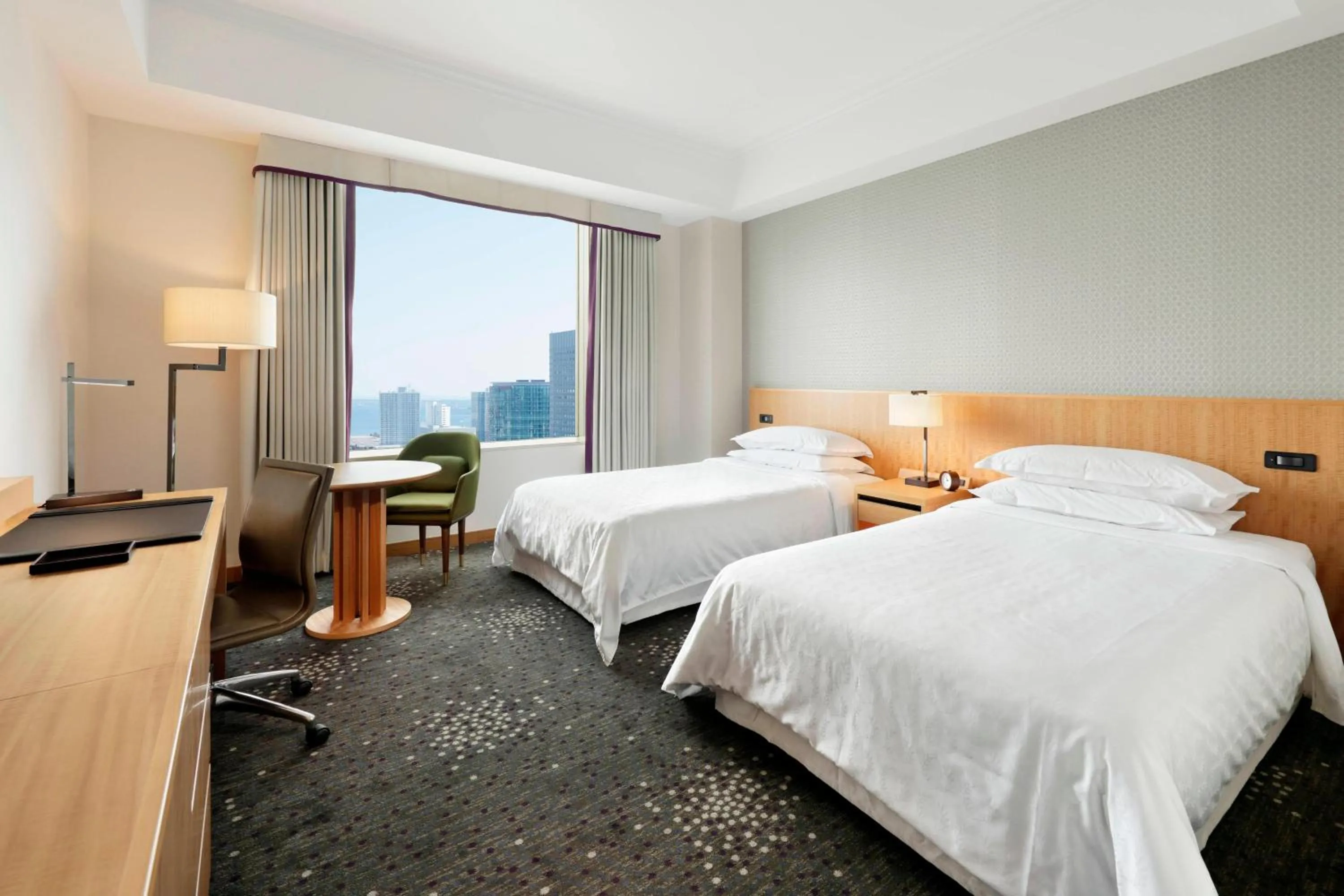 Photo of the whole room, Bed in Yokohama Bay Sheraton Hotel and Towers