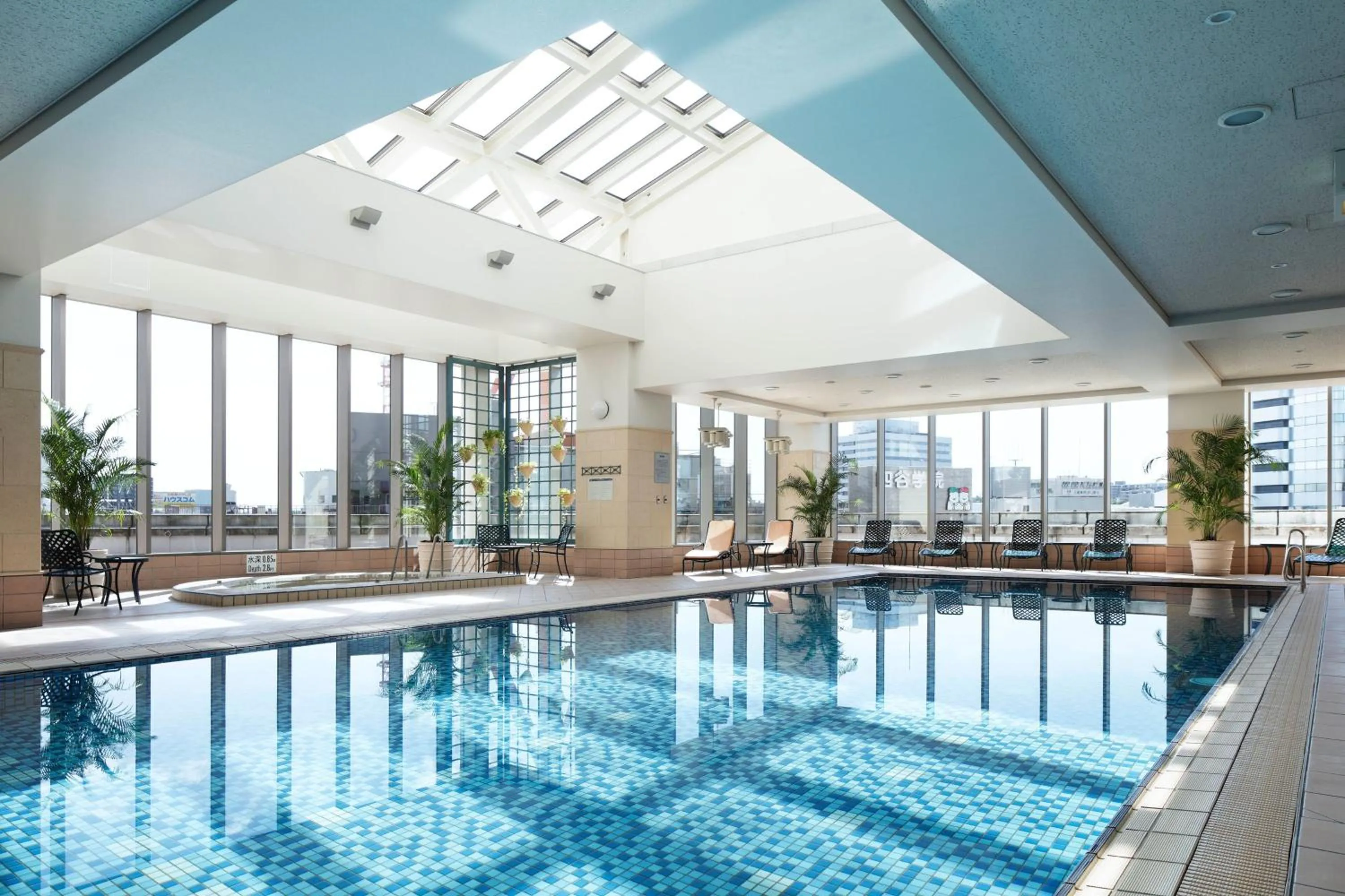 Swimming pool in Yokohama Bay Sheraton Hotel and Towers