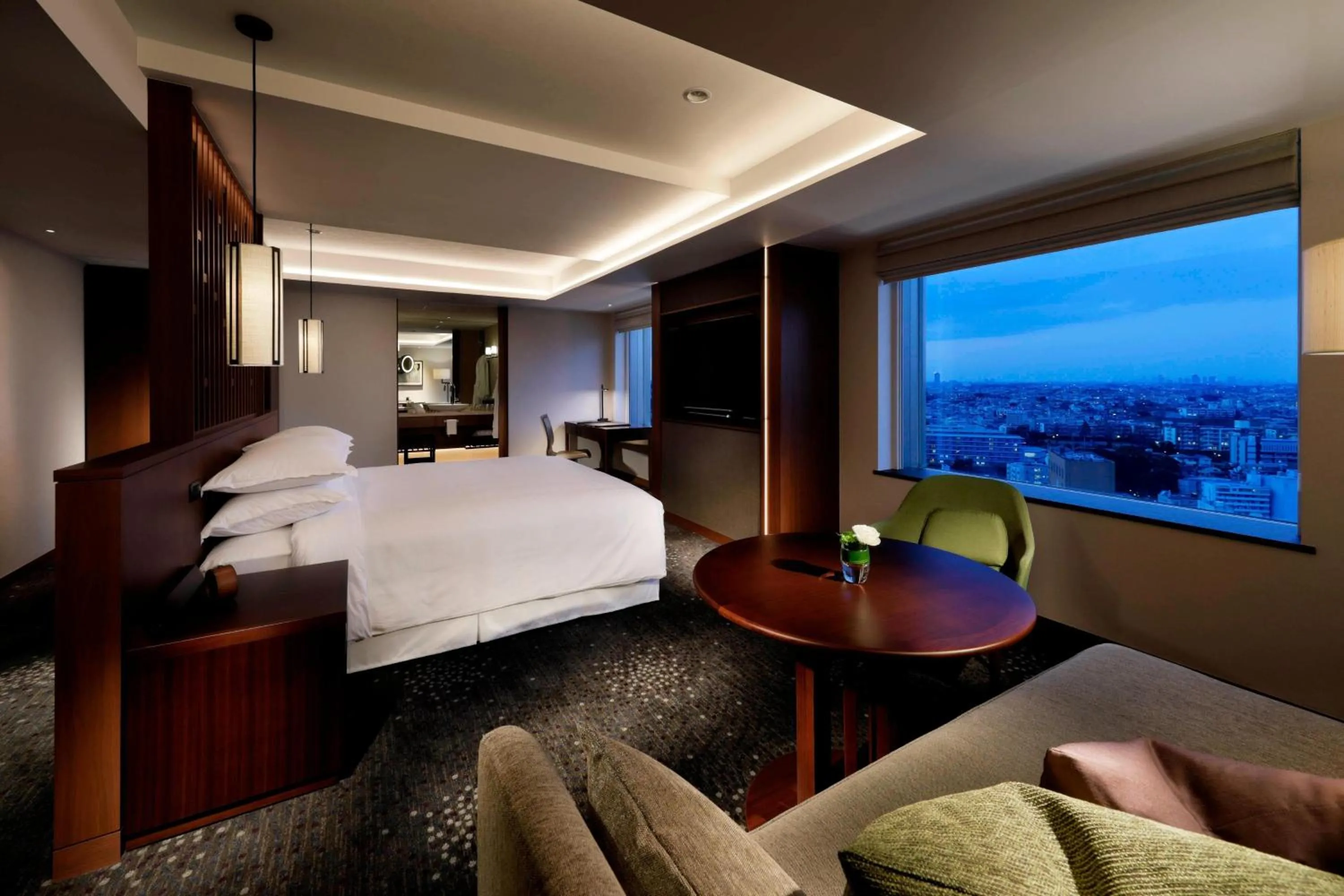 Photo of the whole room, Bed in Yokohama Bay Sheraton Hotel and Towers