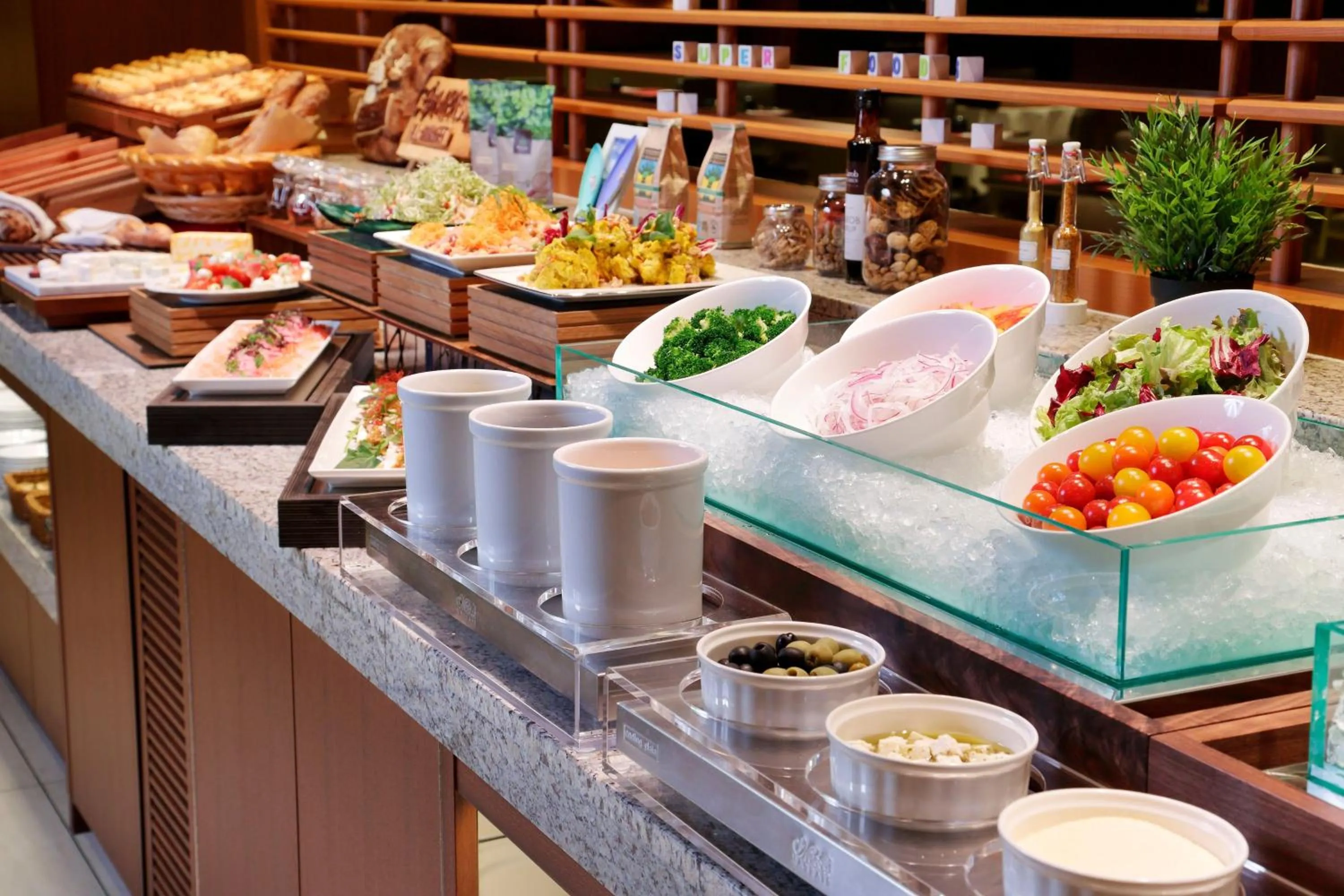 Restaurant/places to eat in Yokohama Bay Sheraton Hotel and Towers