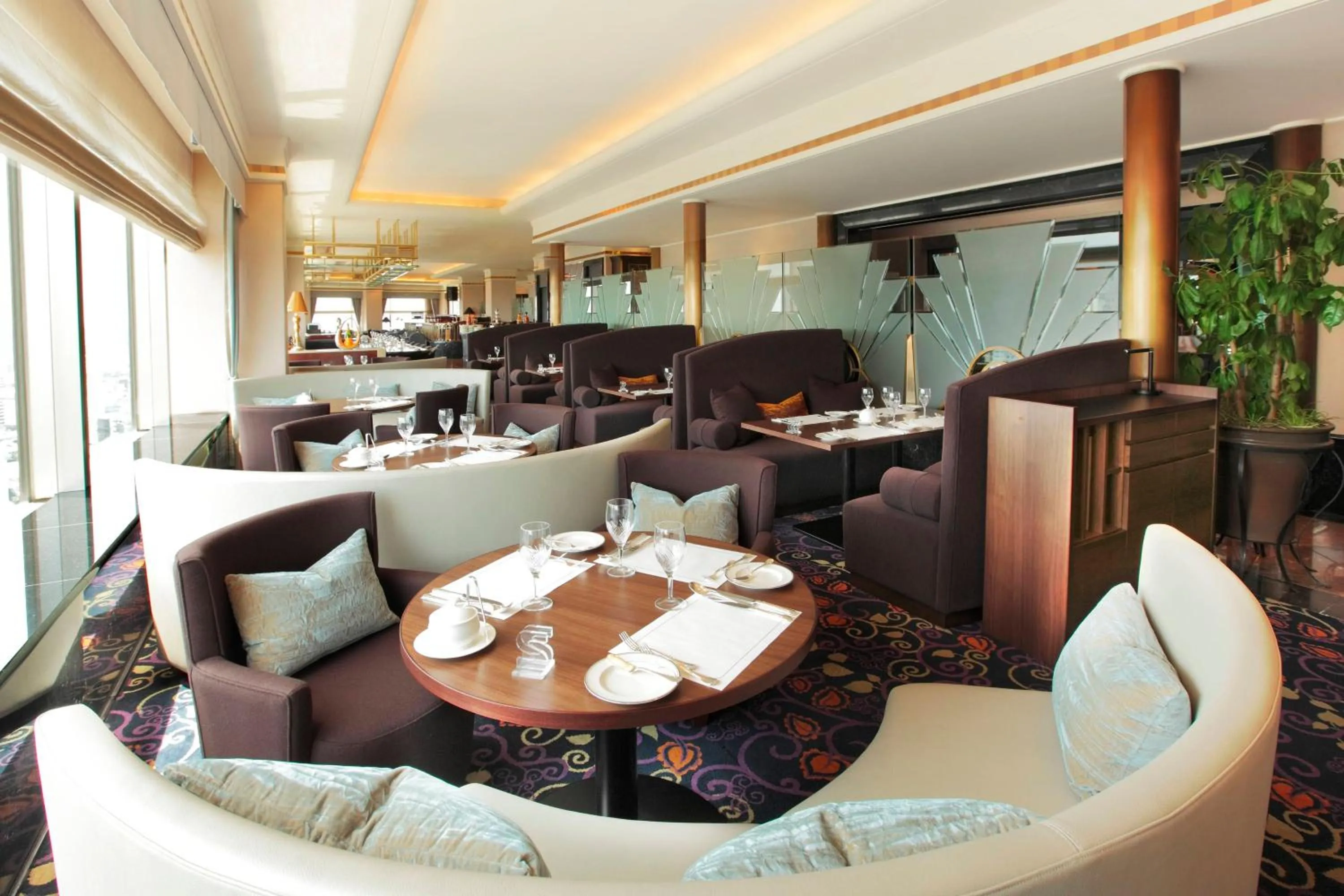 Lounge or bar in Yokohama Bay Sheraton Hotel and Towers