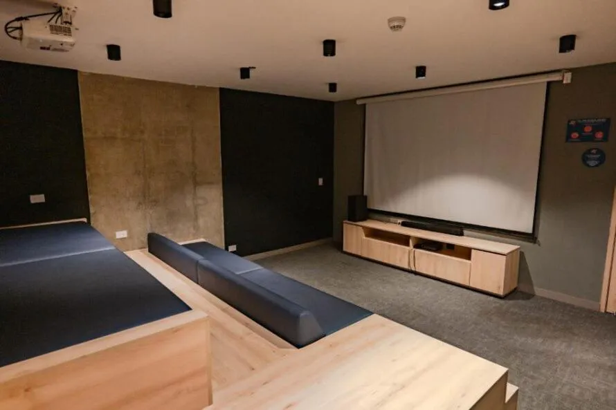 Communal lounge/ TV room, Bed in UMA Suites Chia