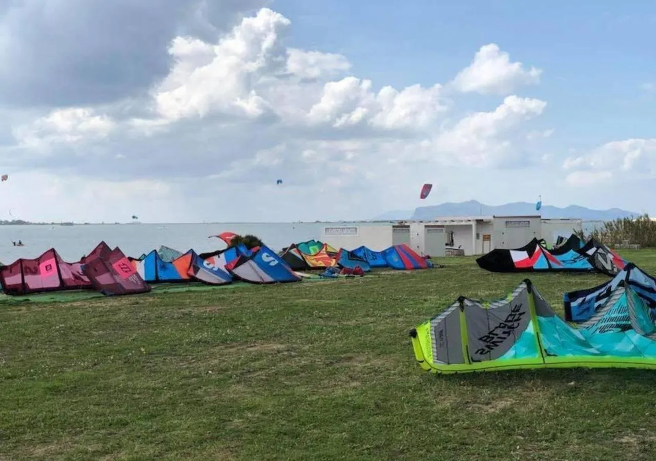 People in Kite Hub Lo Stagnone