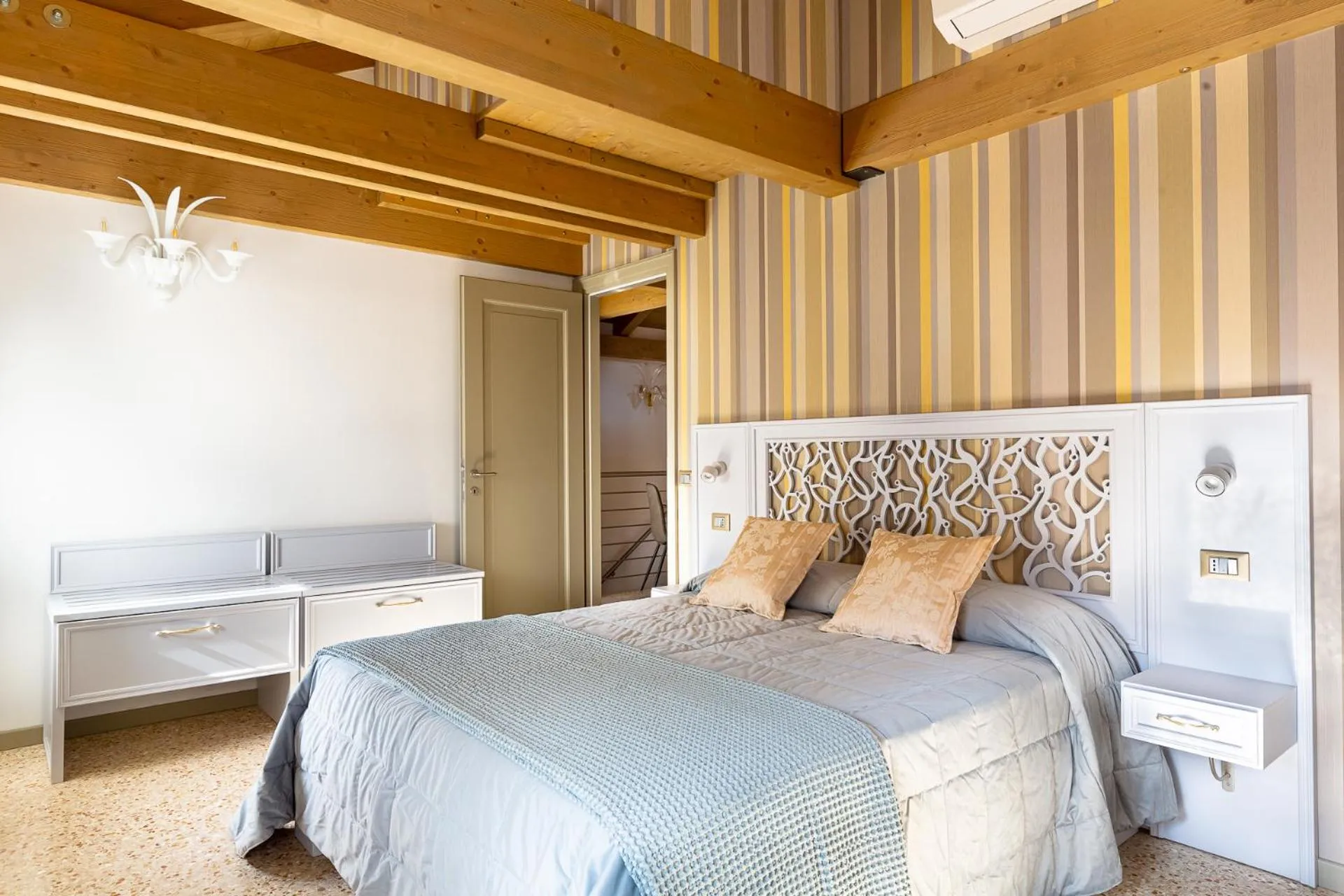 Ca' Cappello Venice Apartment 2 with Canal View