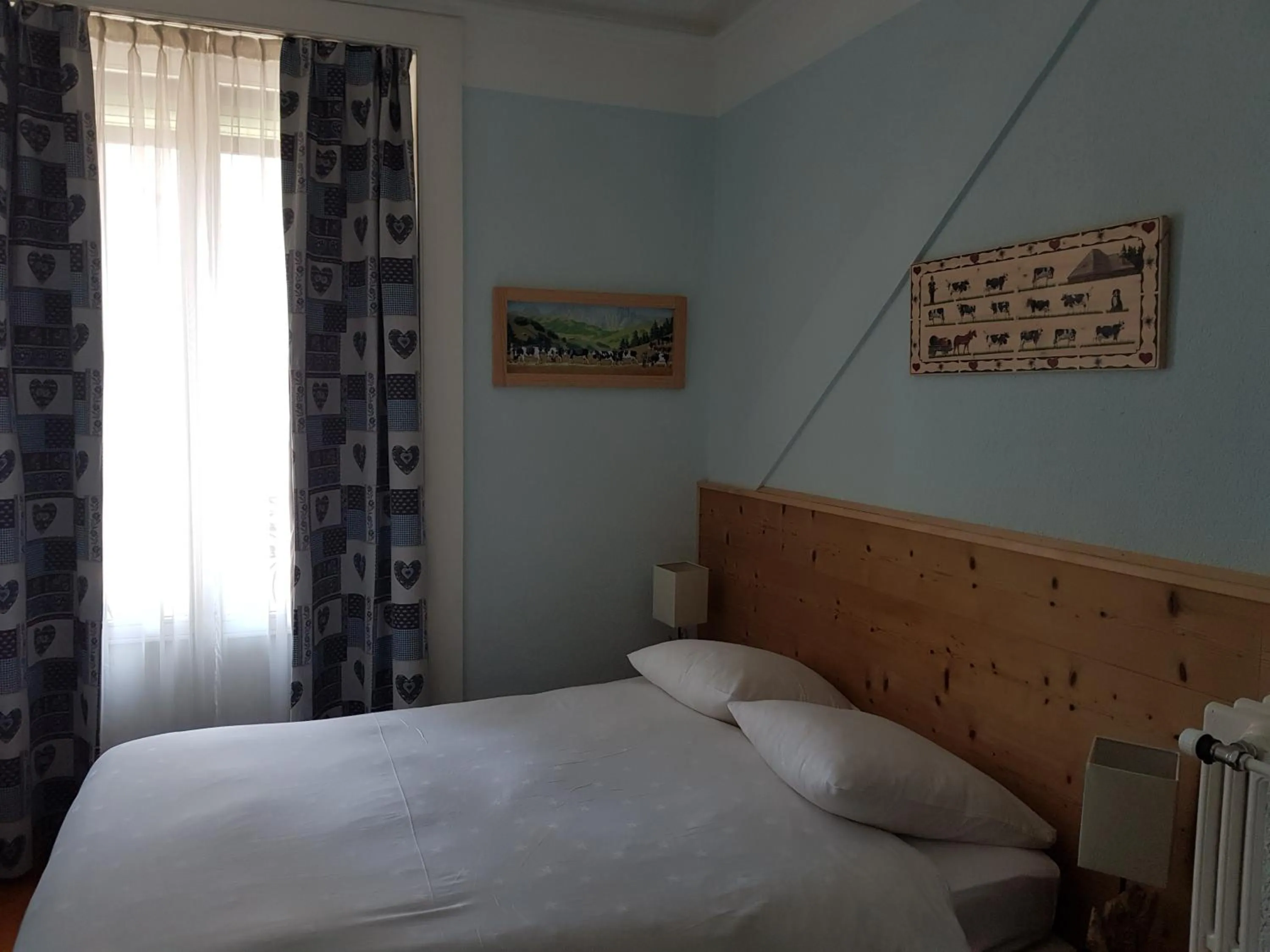 Photo of the whole room, Bed in Hotel de Geneve