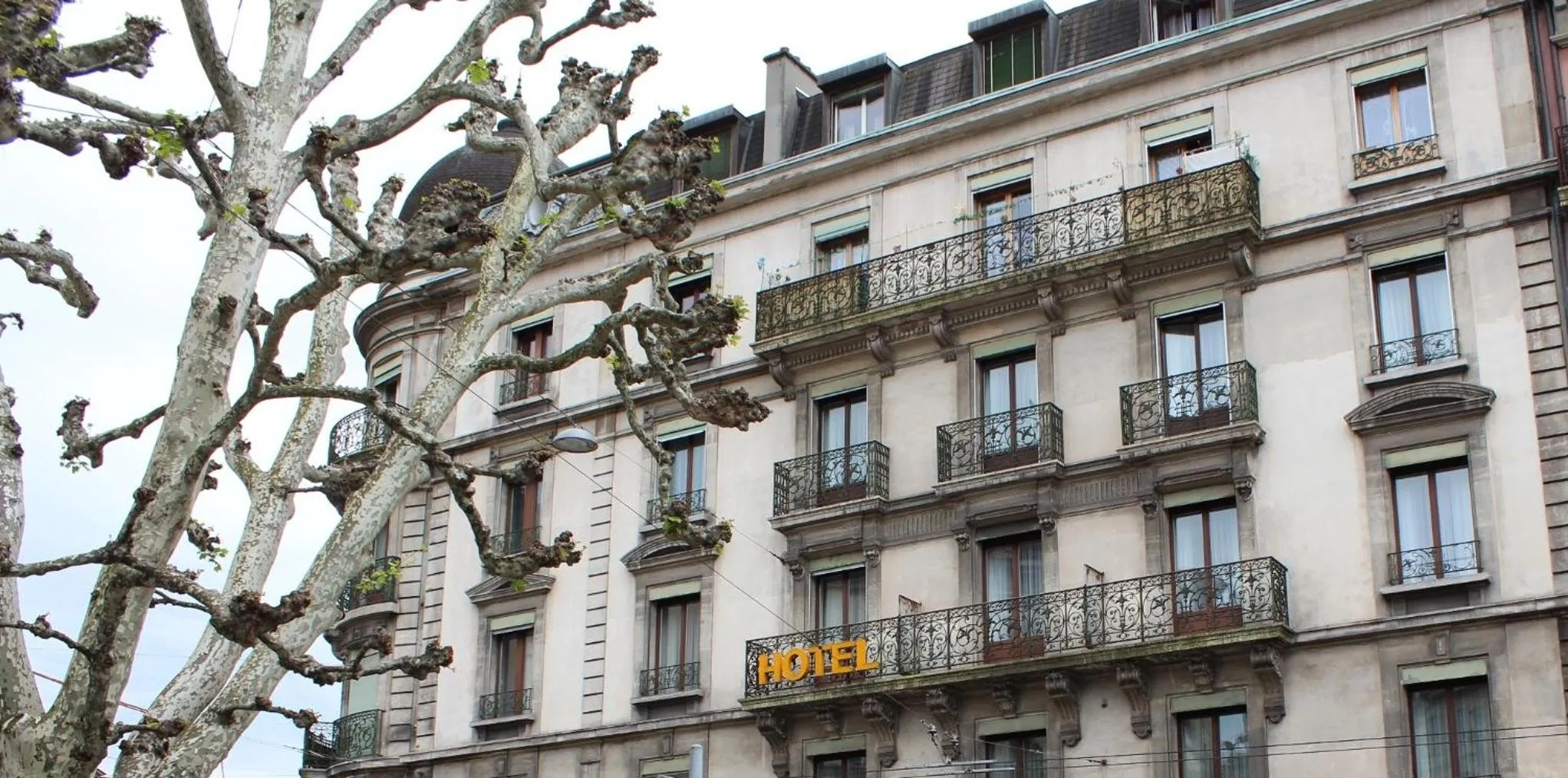 Property building in Hotel de Geneve