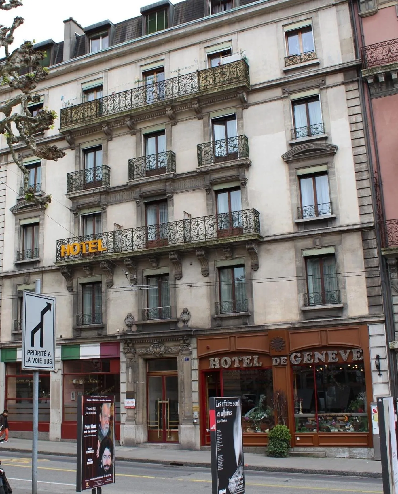 Property building in Hotel de Geneve