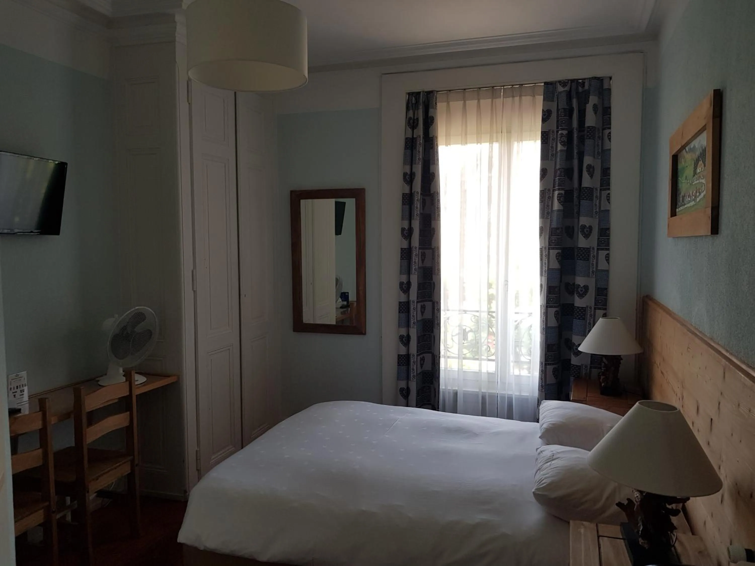 Photo of the whole room, Bed in Hotel de Geneve