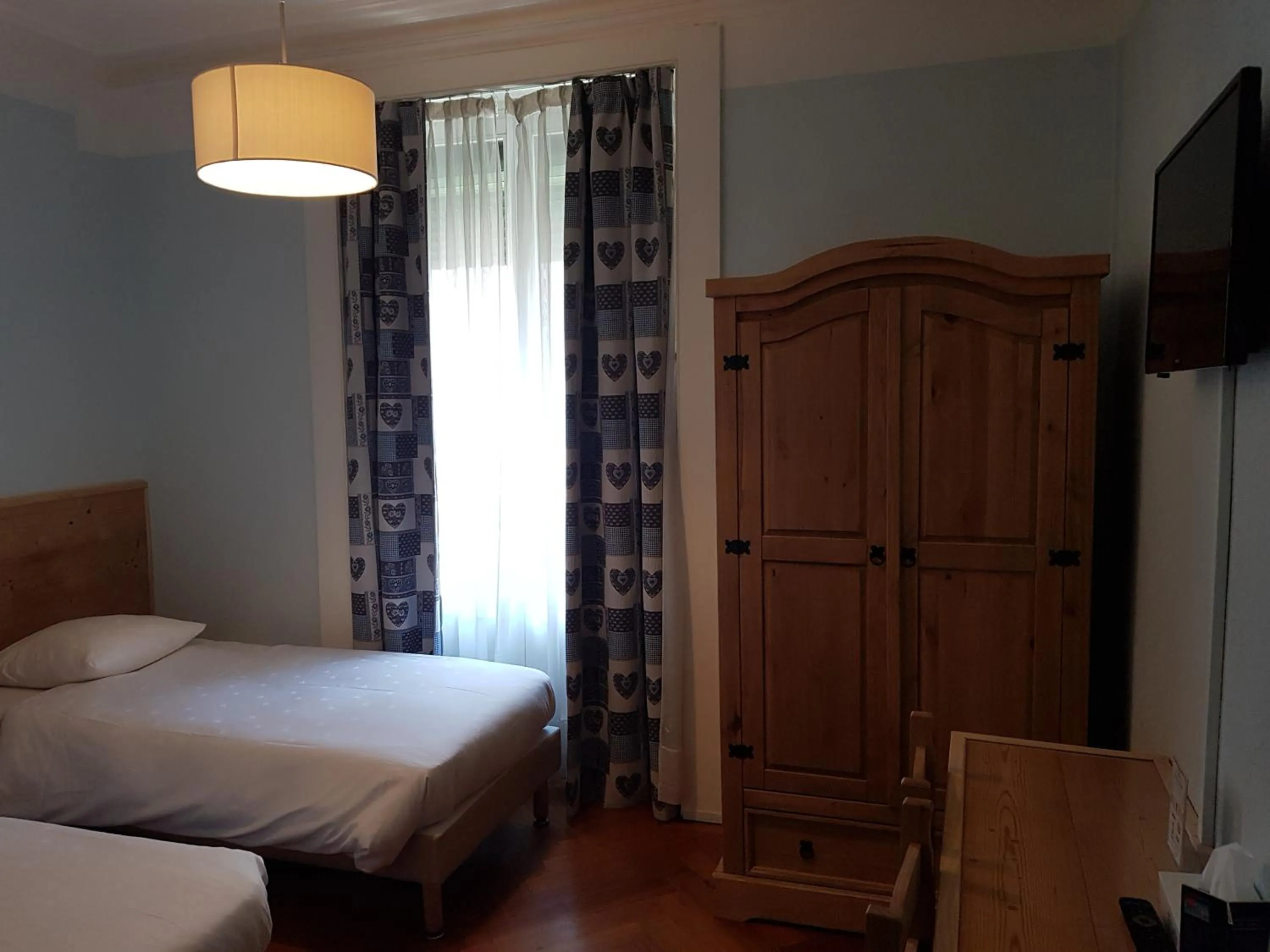 Photo of the whole room, Bed in Hotel de Geneve